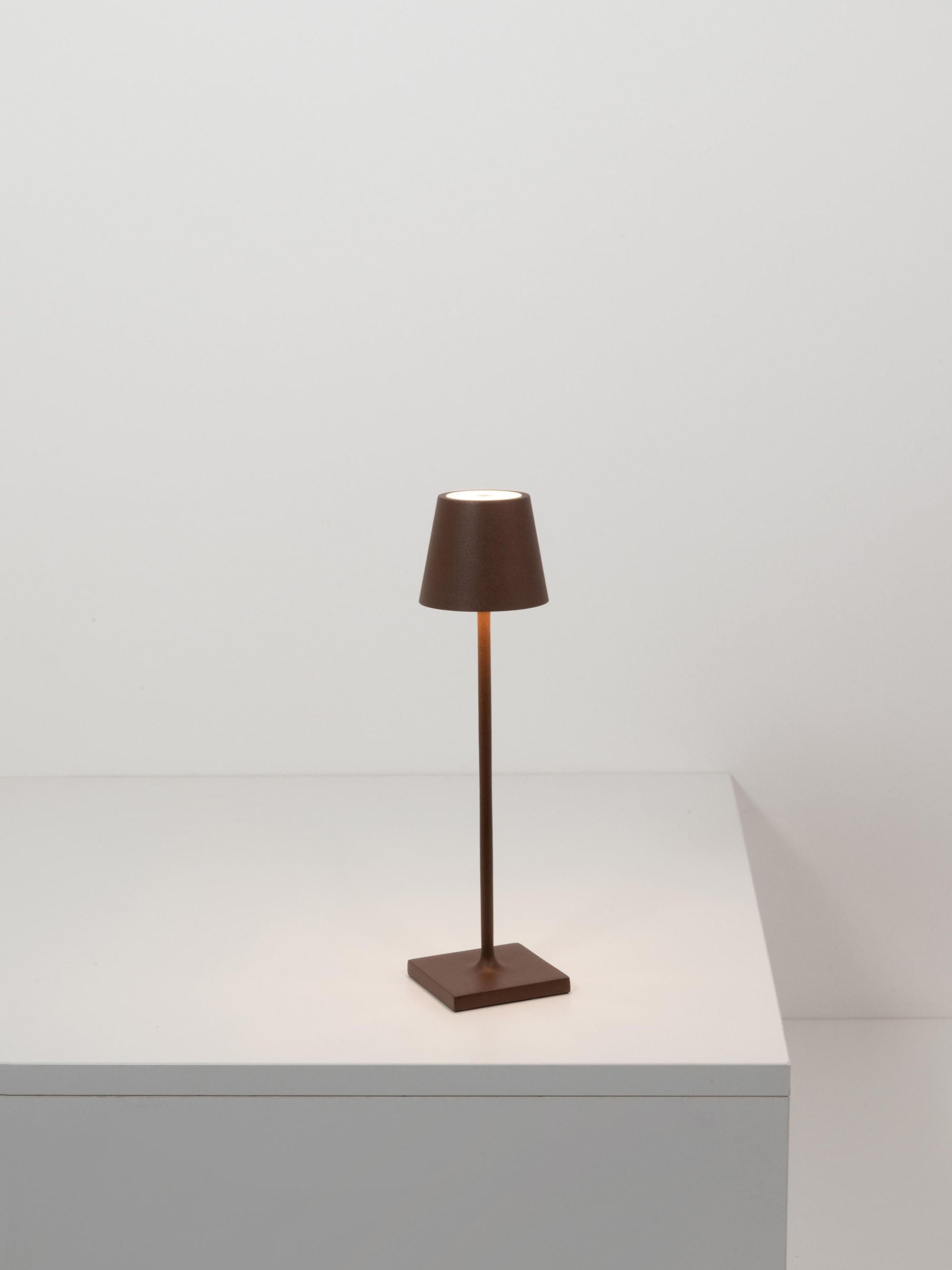 Lampe à poser LED mobile Athos, intensité ajustable - Brun foncé, mat