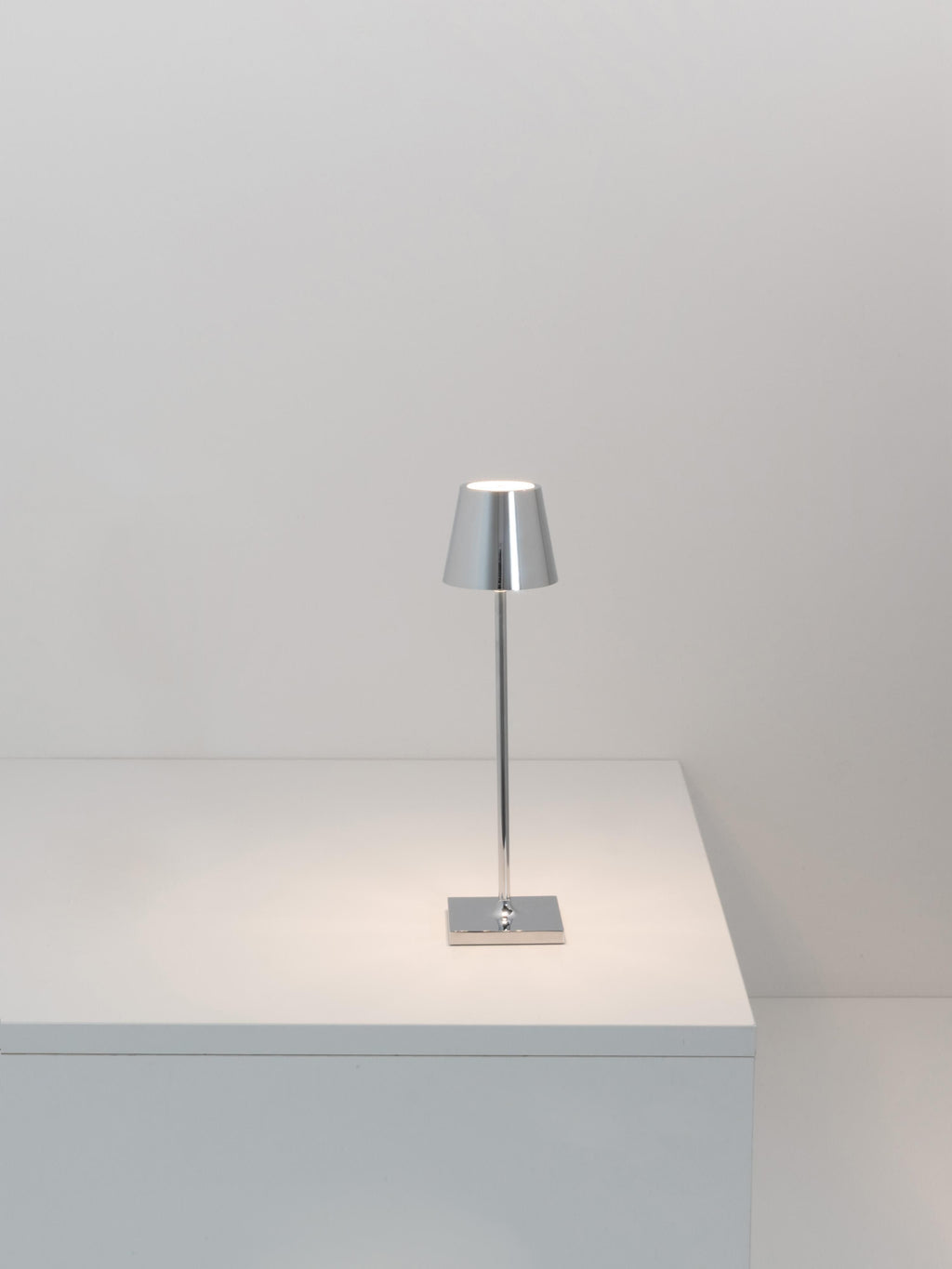 Lampe à poser LED mobile Athos, intensité ajustable - Argenté, haute brillance