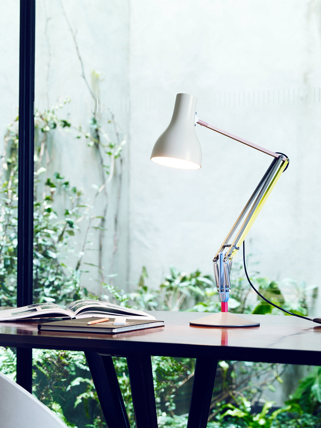Grande lampe de bureau LED Eskild - Multicolore