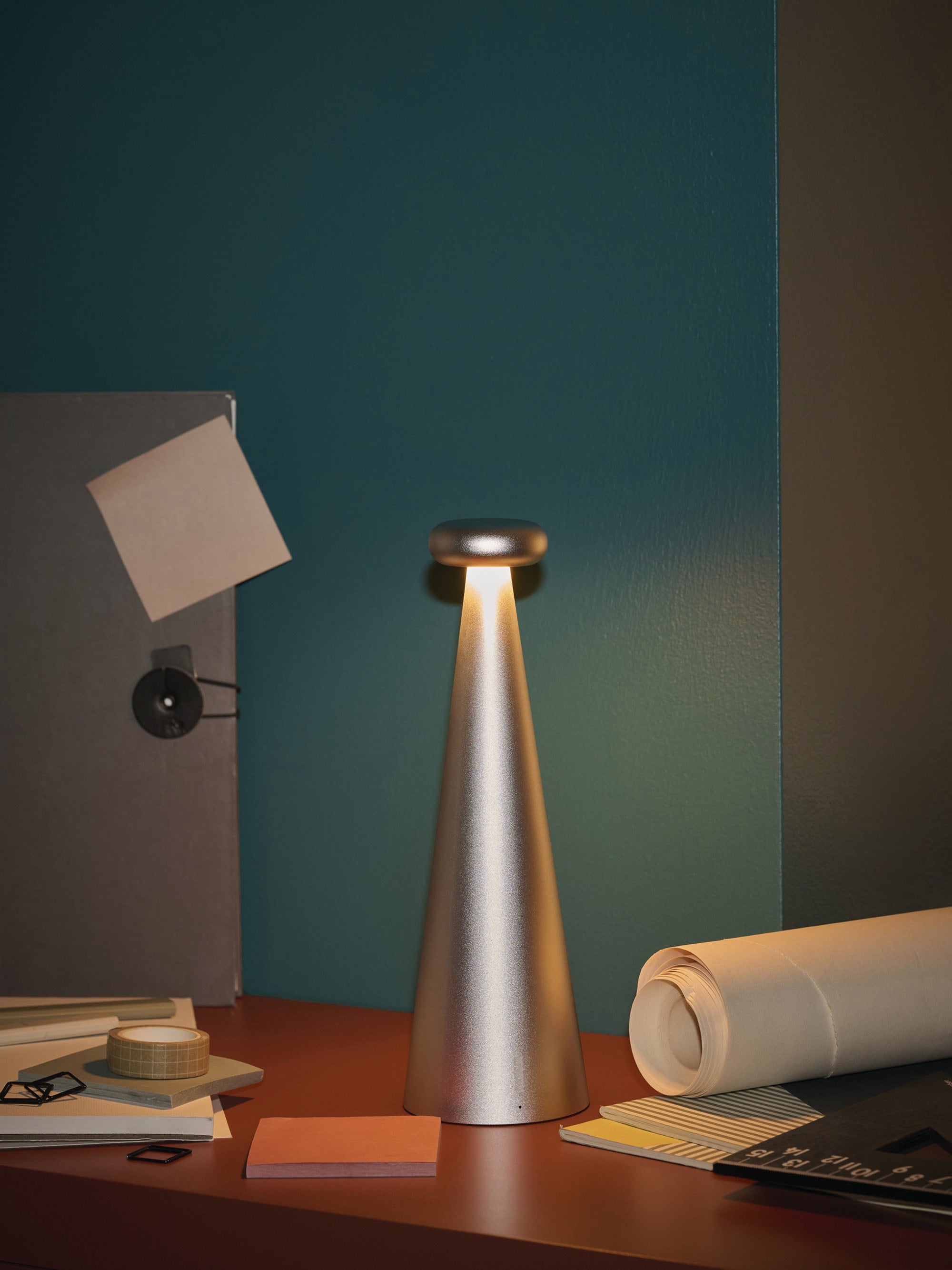 Lampe à poser LED portable Otway, intensité ajustable - Argenté