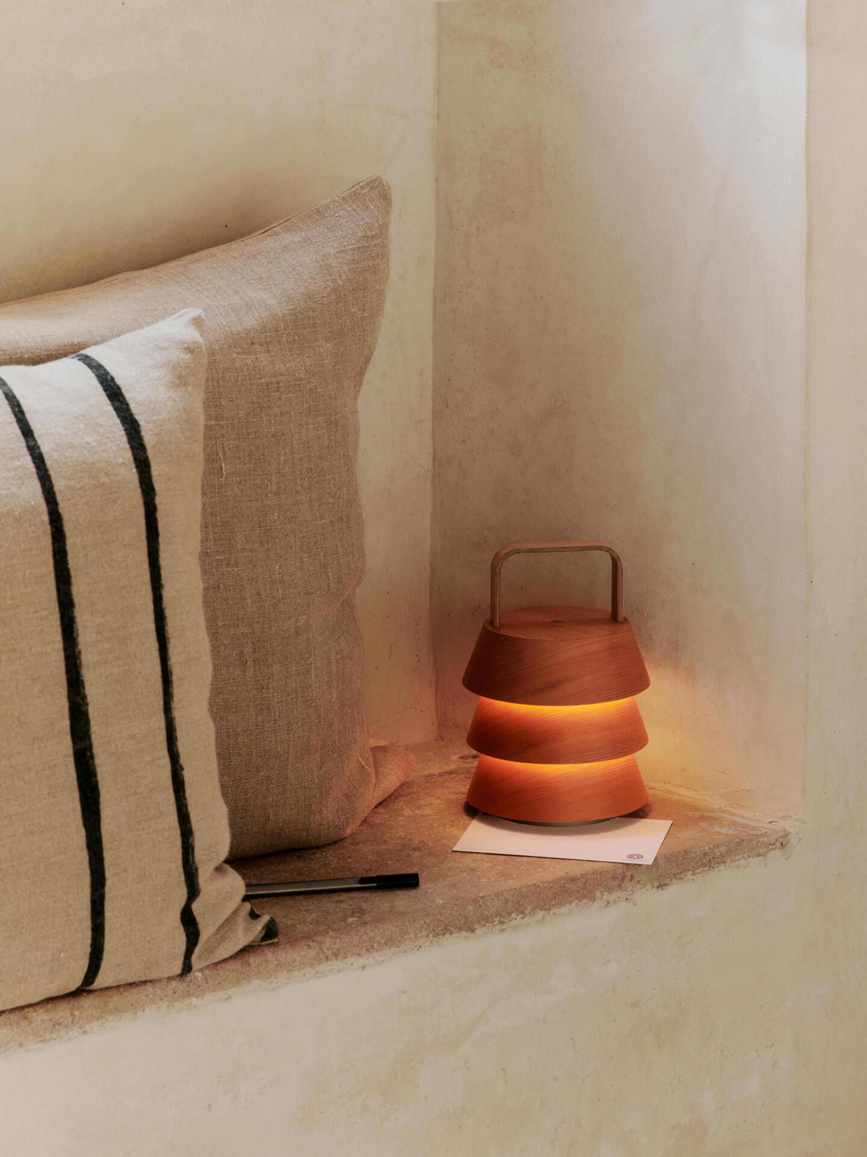 Lampe à poser LED mobile Percival - Bois de Douglas