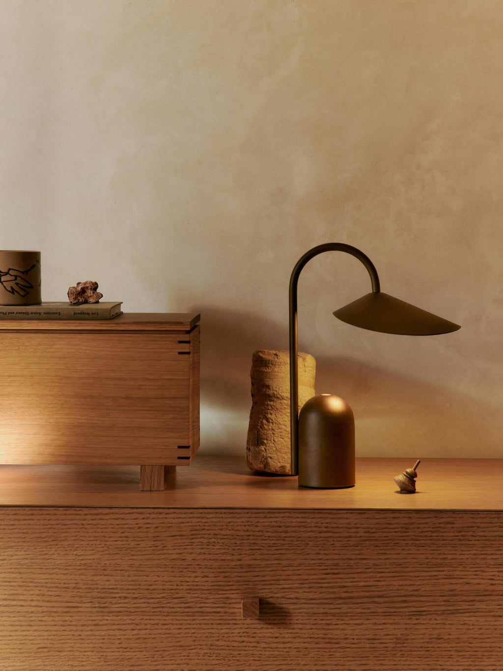 Petite lampe à poser LED mobile Ewan, intensité ajustable - Brun foncé