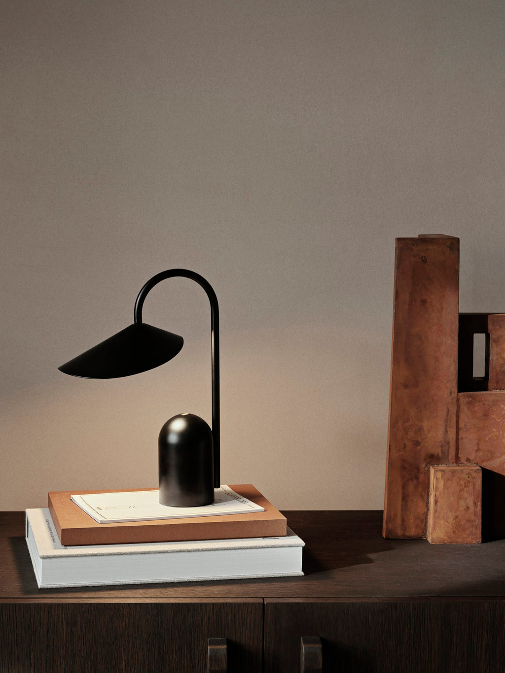 Petite lampe à poser LED mobile Ewan, intensité ajustable - Noir