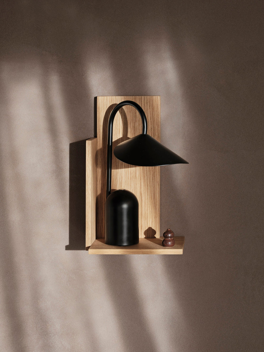Petite lampe à poser LED mobile Ewan, intensité ajustable - Noir