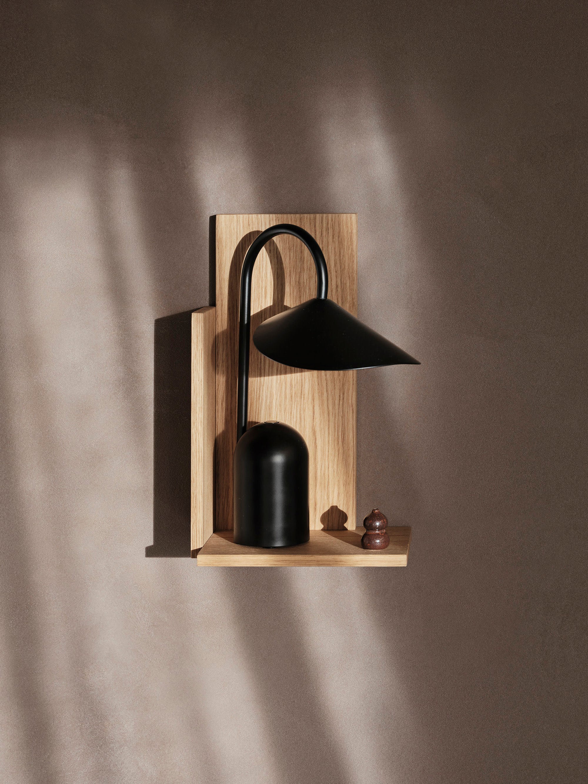 Petite lampe à poser LED mobile Ewan, intensité ajustable - Noir