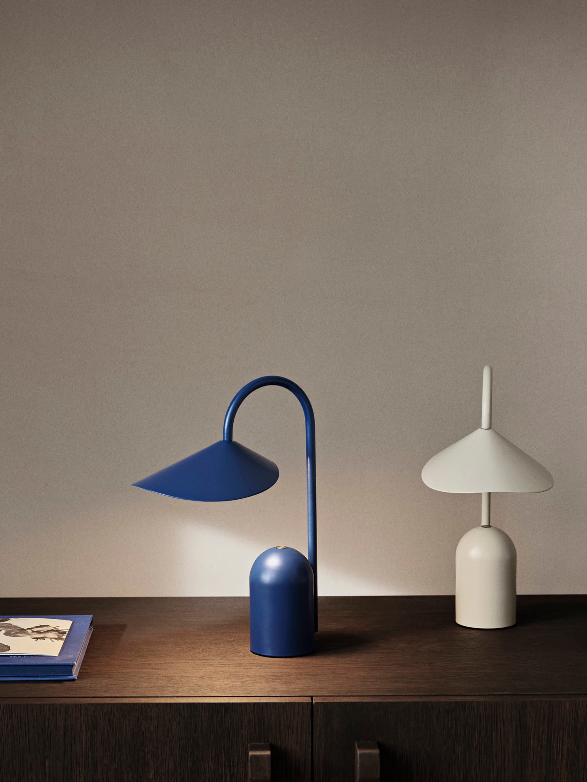 Petite lampe à poser LED mobile Ewan, intensité ajustable - Bleu roi