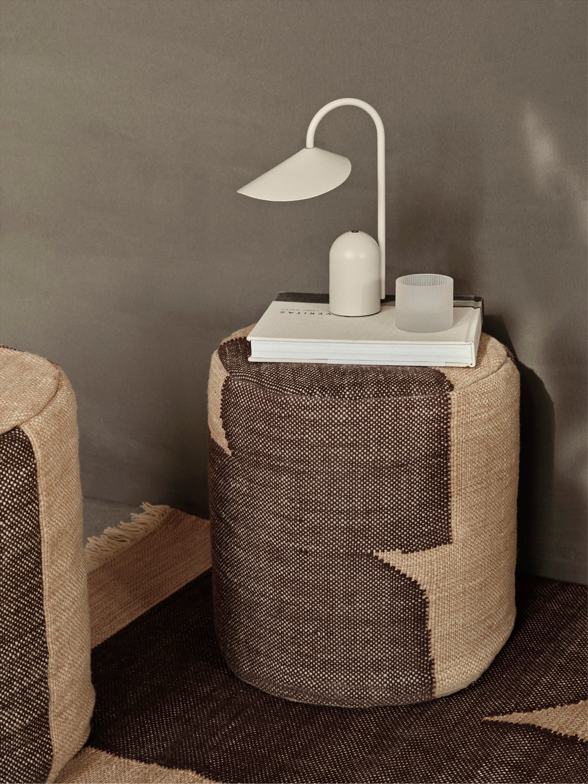 Petite lampe à poser LED mobile Ewan, intensité ajustable - Blanc cassé