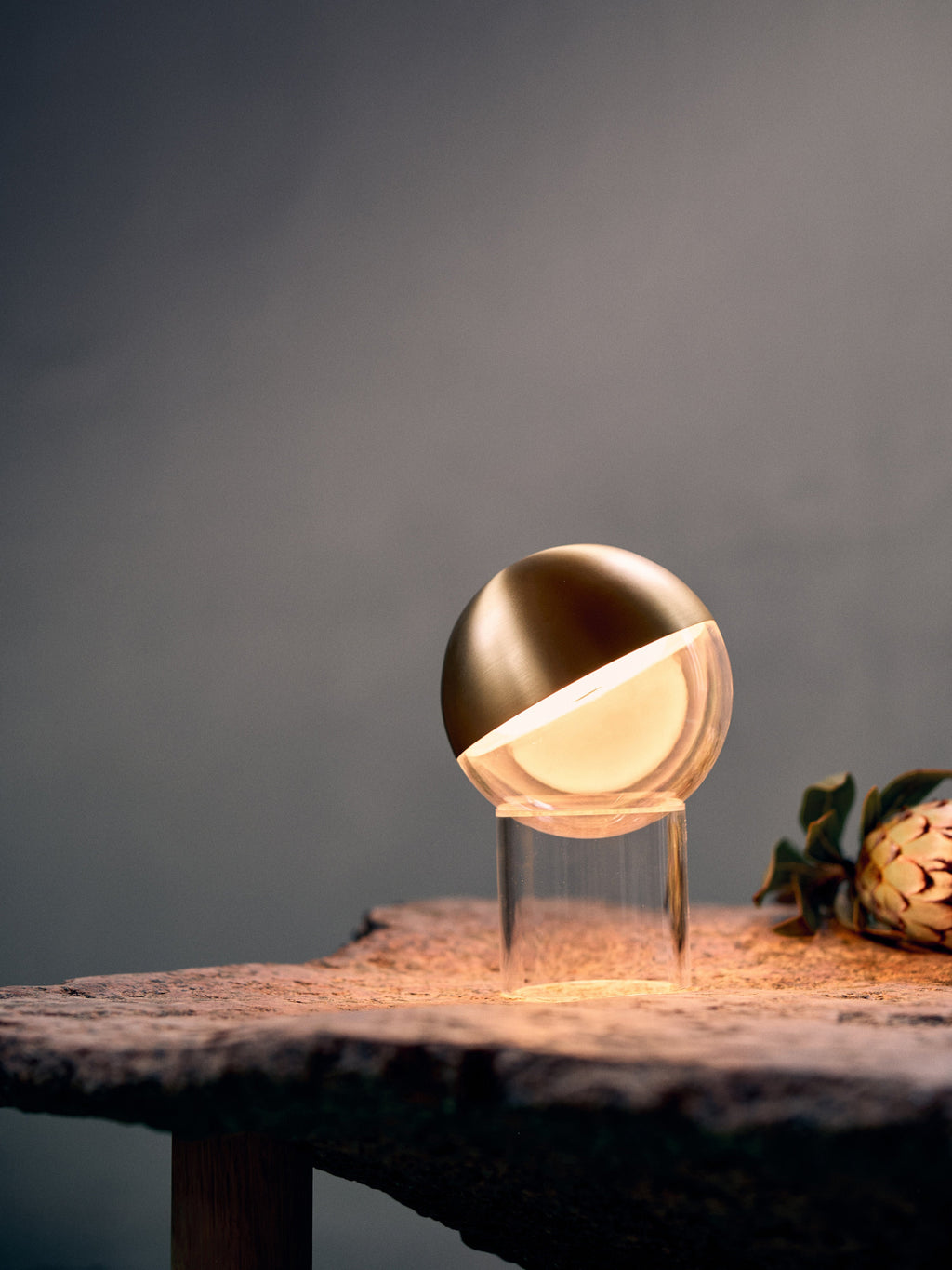Lampe à poser LED portable Cato, intensité ajustable - Laiton