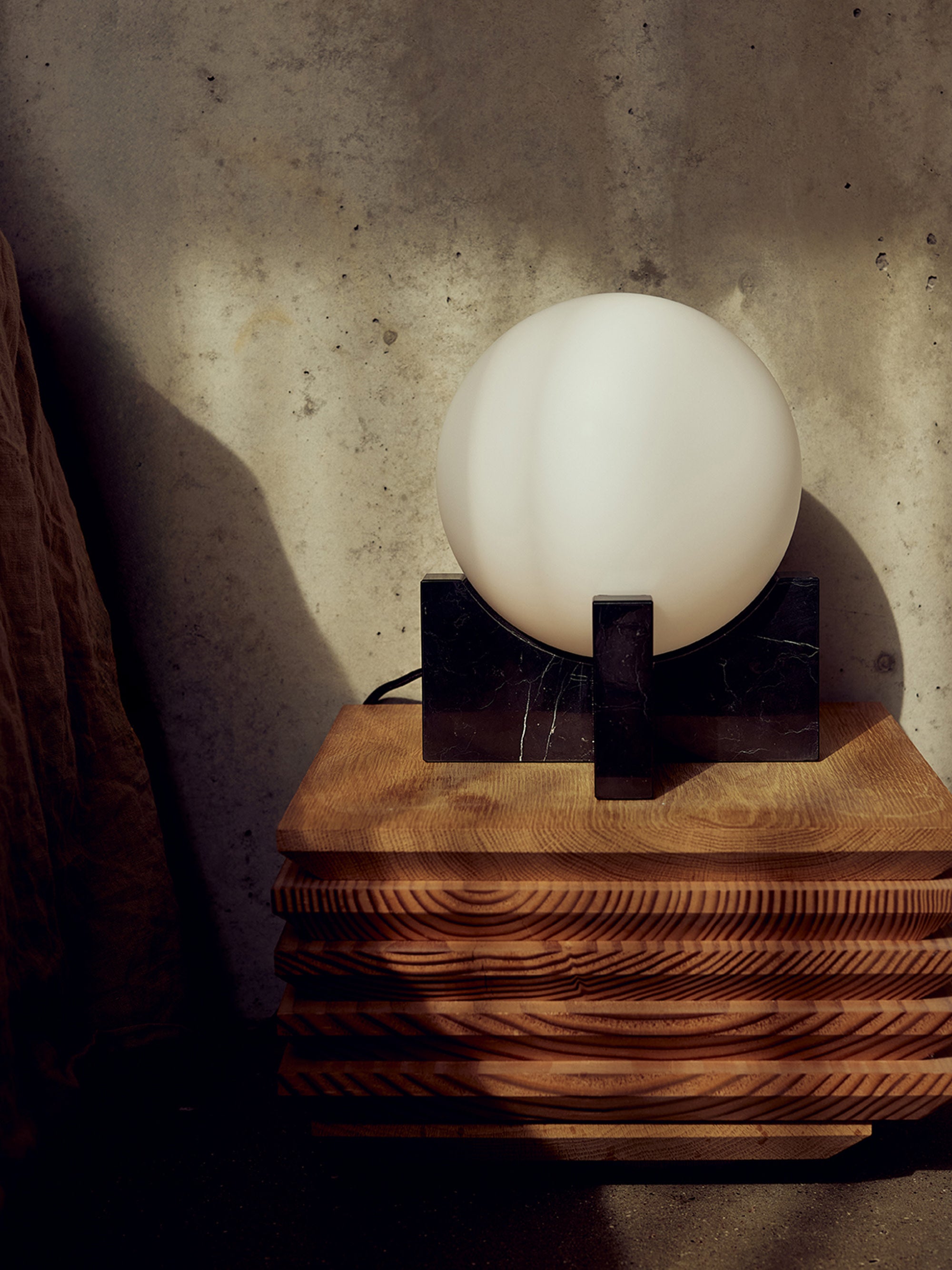 Petite lampe à poser en marbre Riel - Blanc, noir, marbré