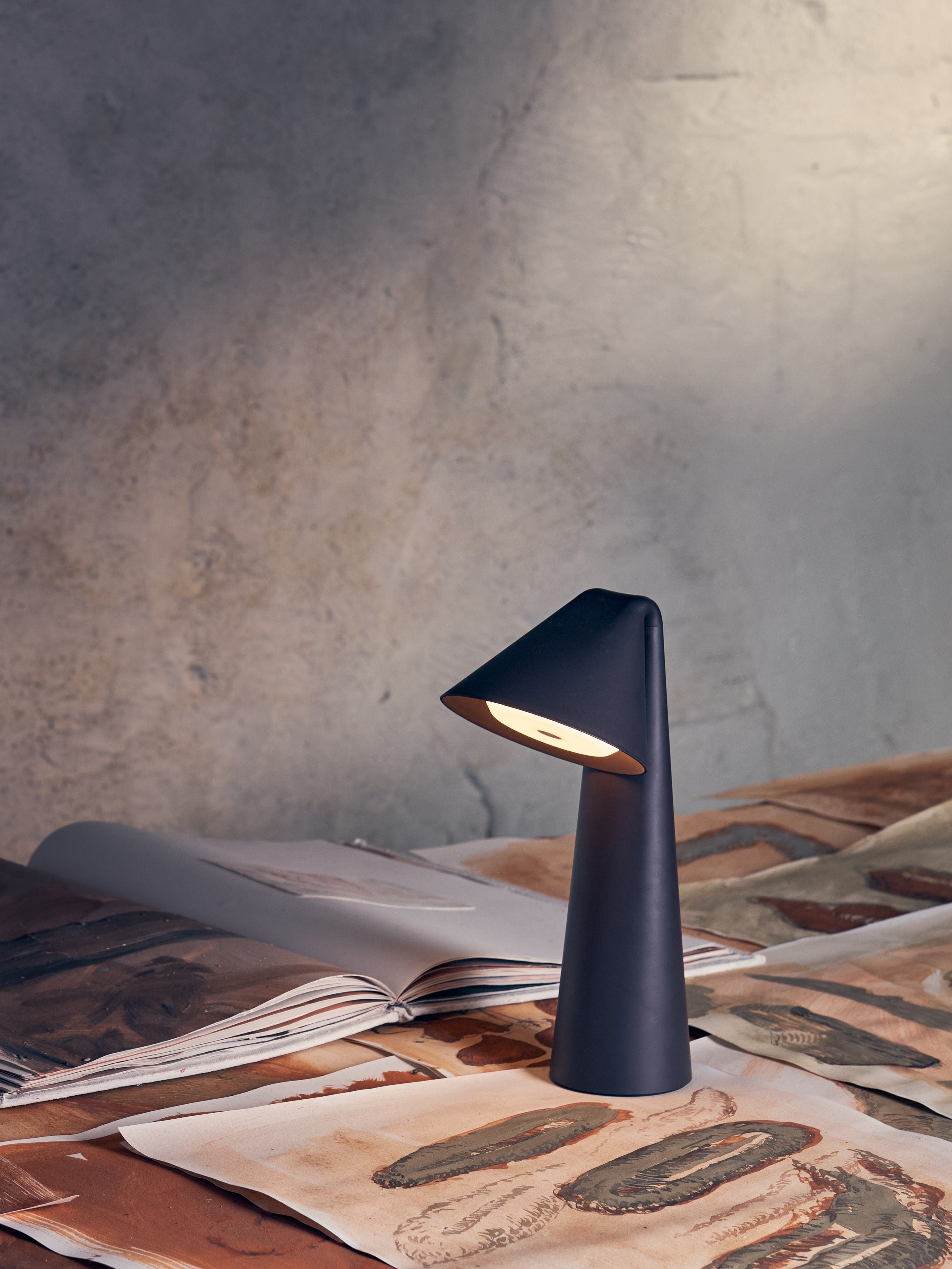 Lampe à poser LED portable Thoralf, intensité ajustable - Brun