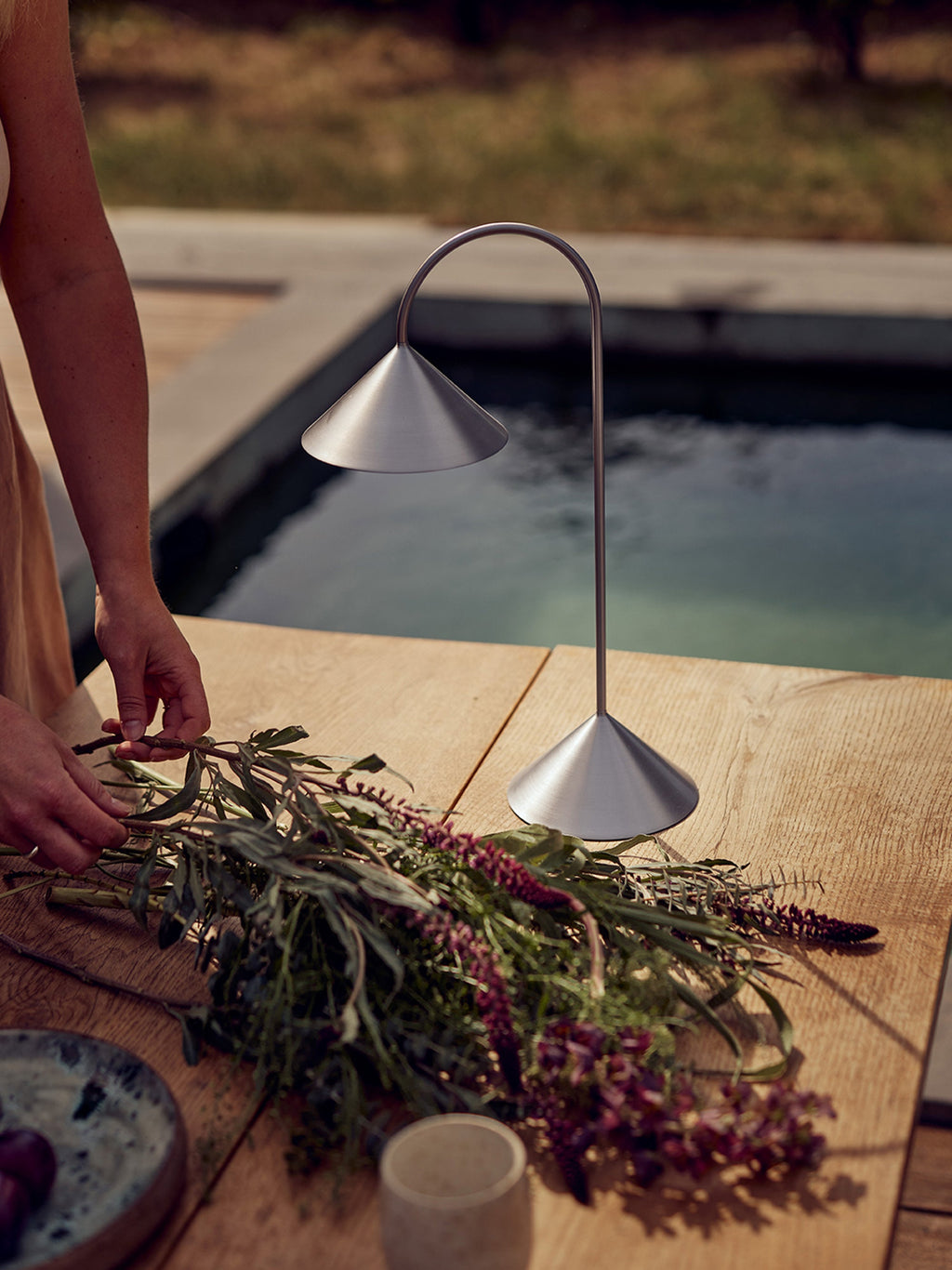 Lampe à poser LED portable Pentti, intensité ajustable - Argenté