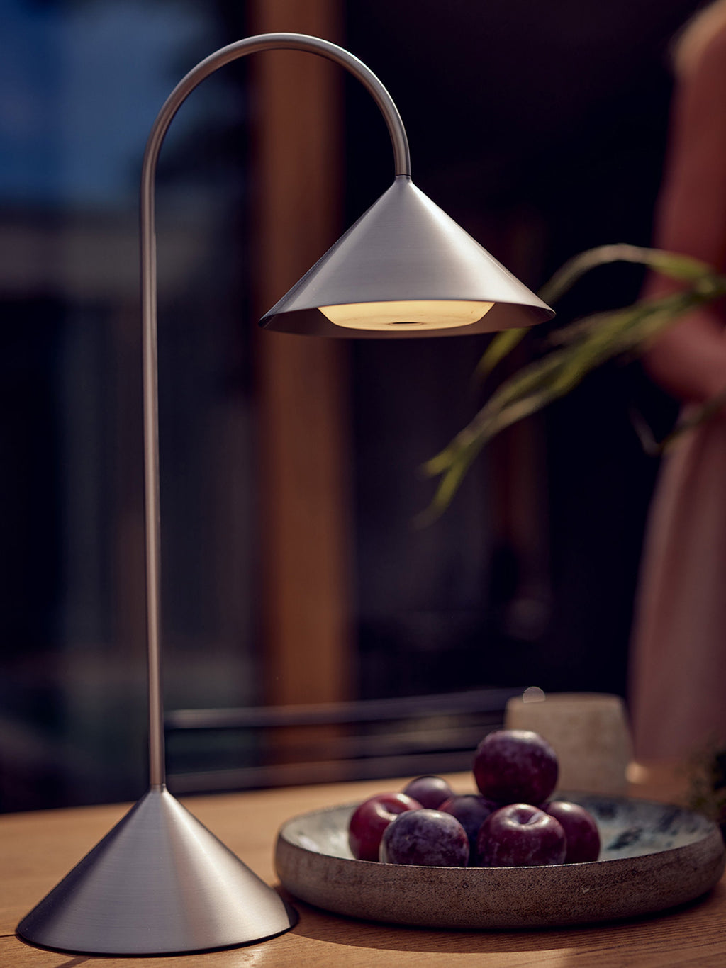 Lampe à poser LED portable Pentti, intensité ajustable - Argenté