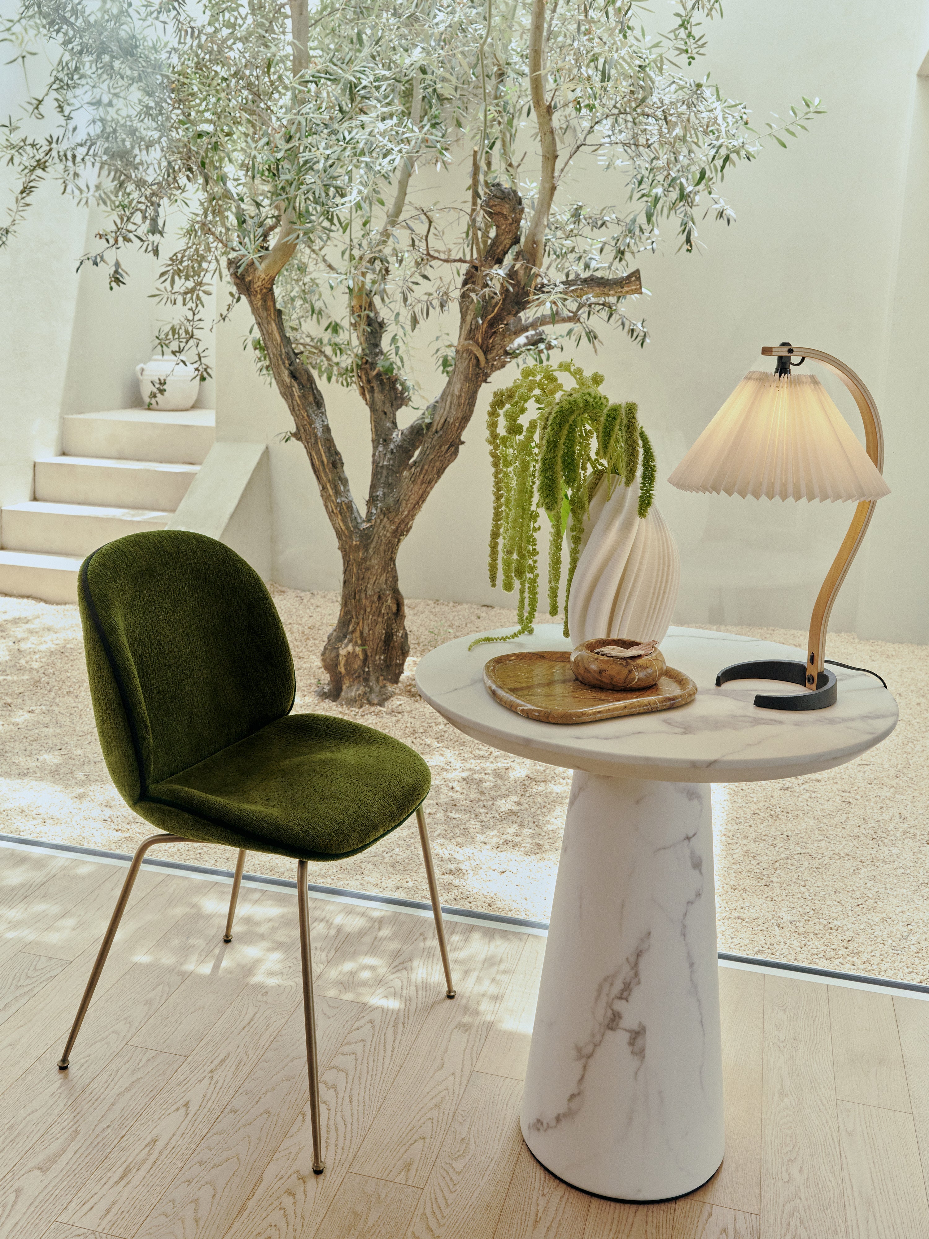 Grande lampe à poser Nevin - Blanc, bois clair, noir