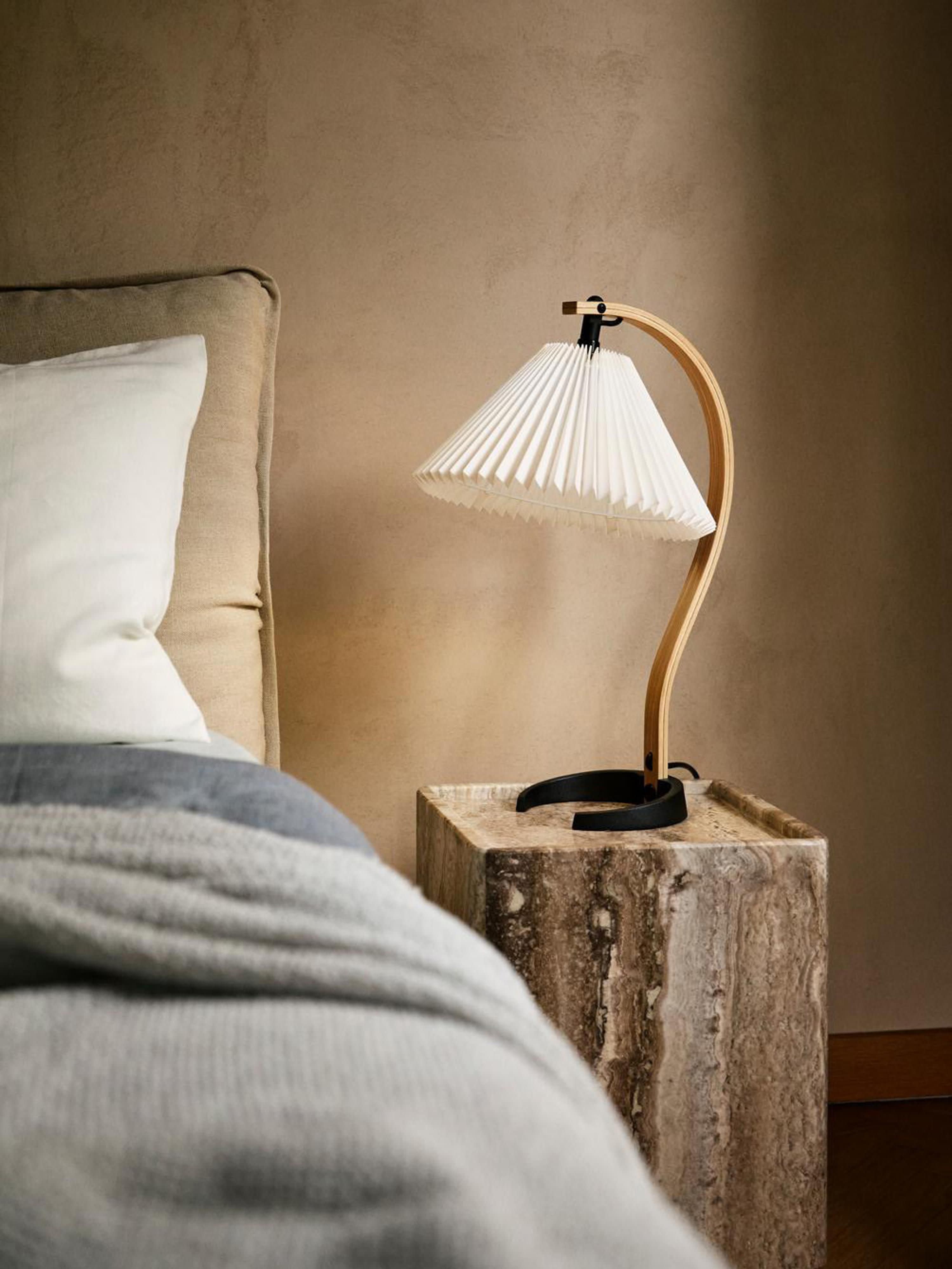 Grande lampe à poser Nevin - Blanc, bois clair, noir