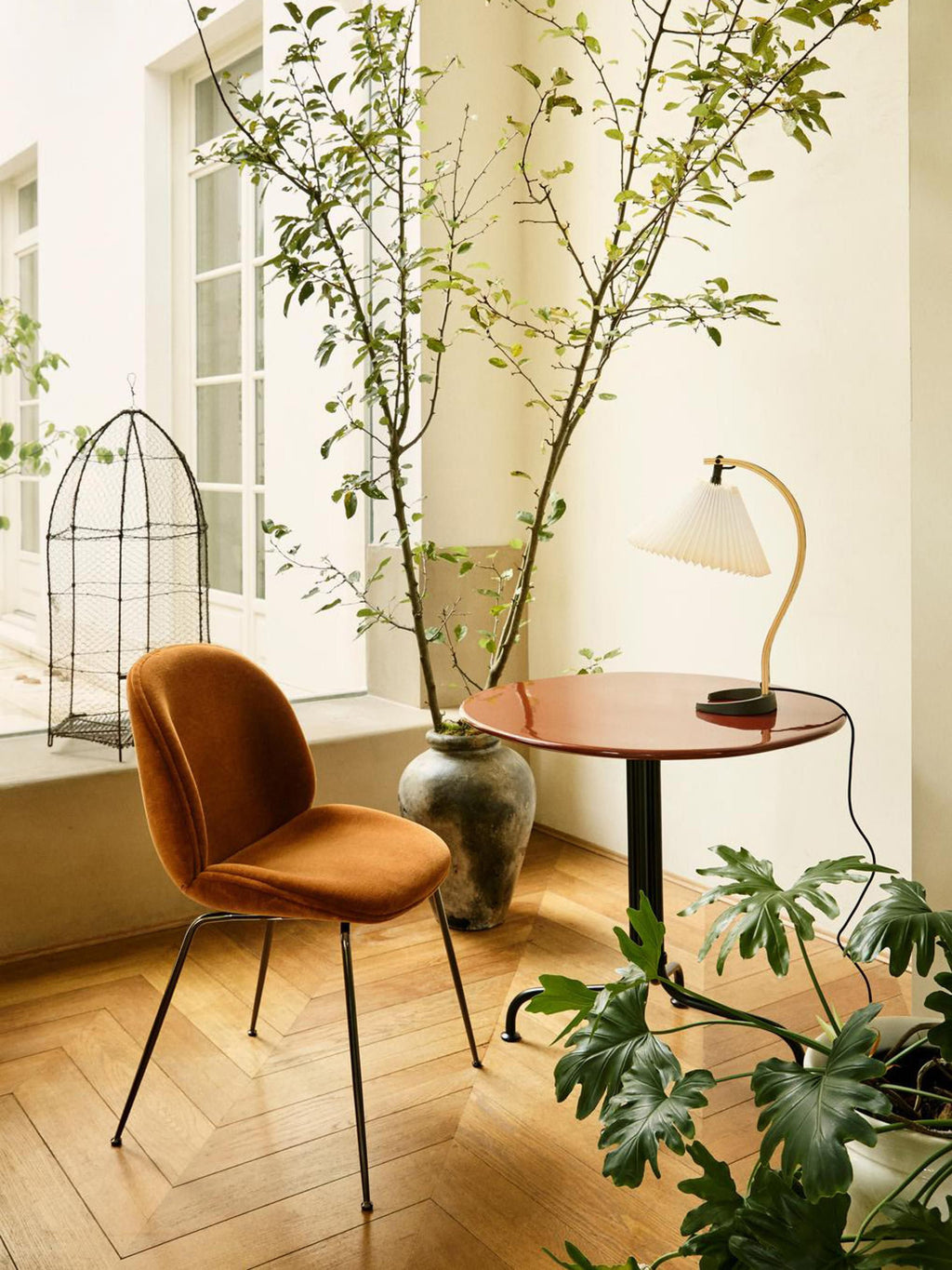 Grande lampe à poser Nevin - Blanc, bois clair, noir