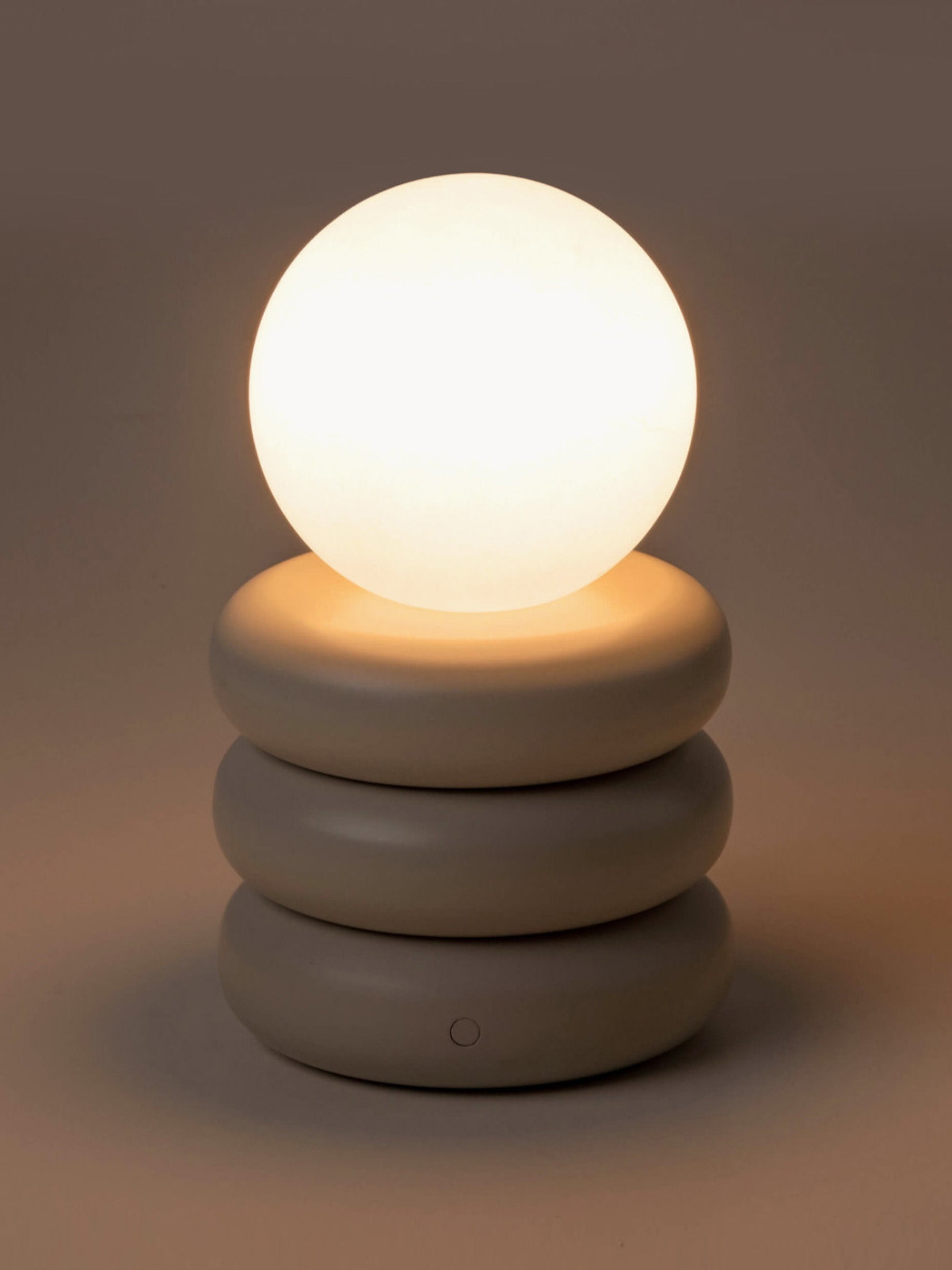 Petite lampe à poser LED portable avec connexion Steren - Beige clair