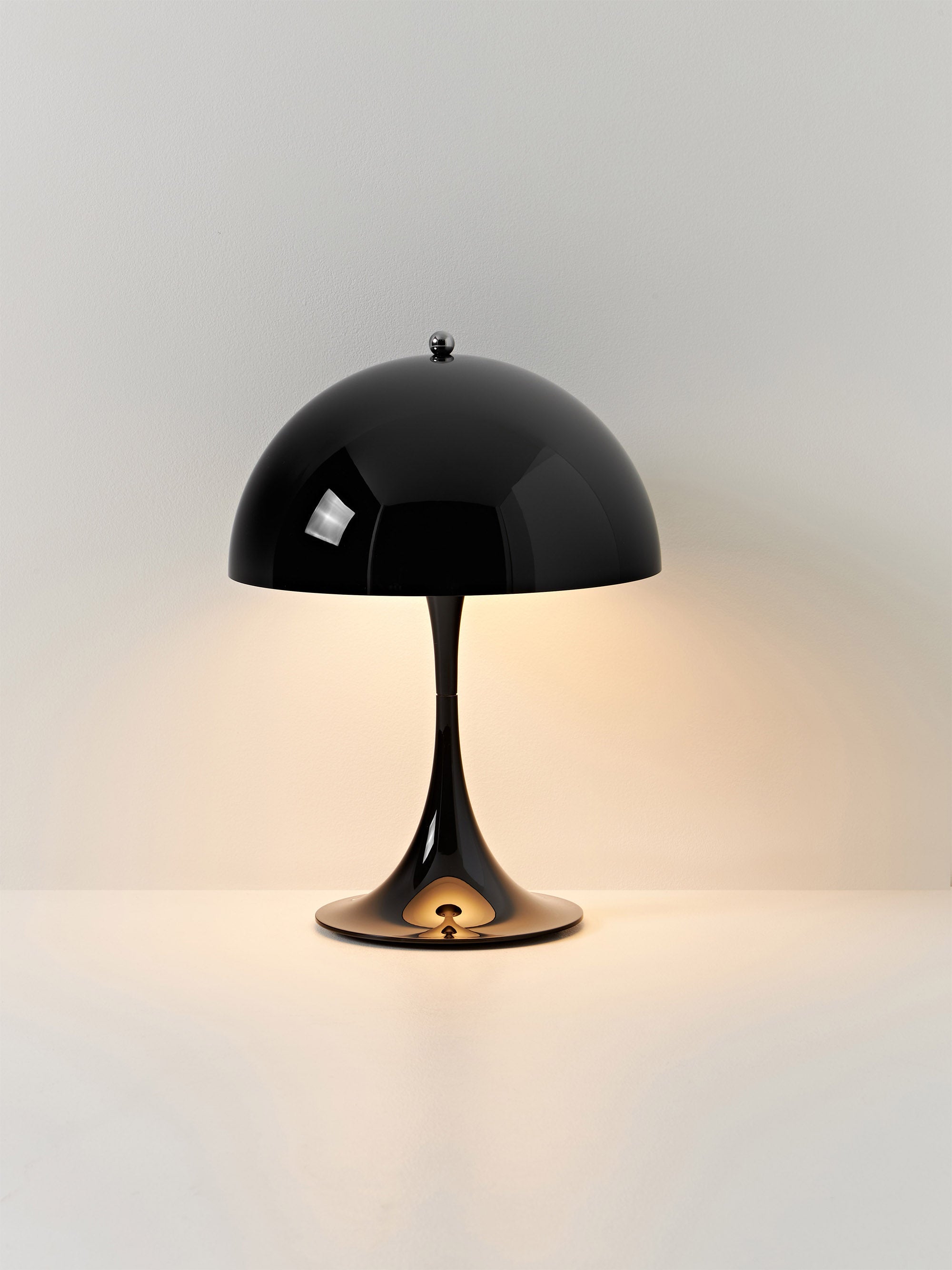 Lampe à poser LED portable à intensité variable Kasper, design Verner Panton - Plastique noir