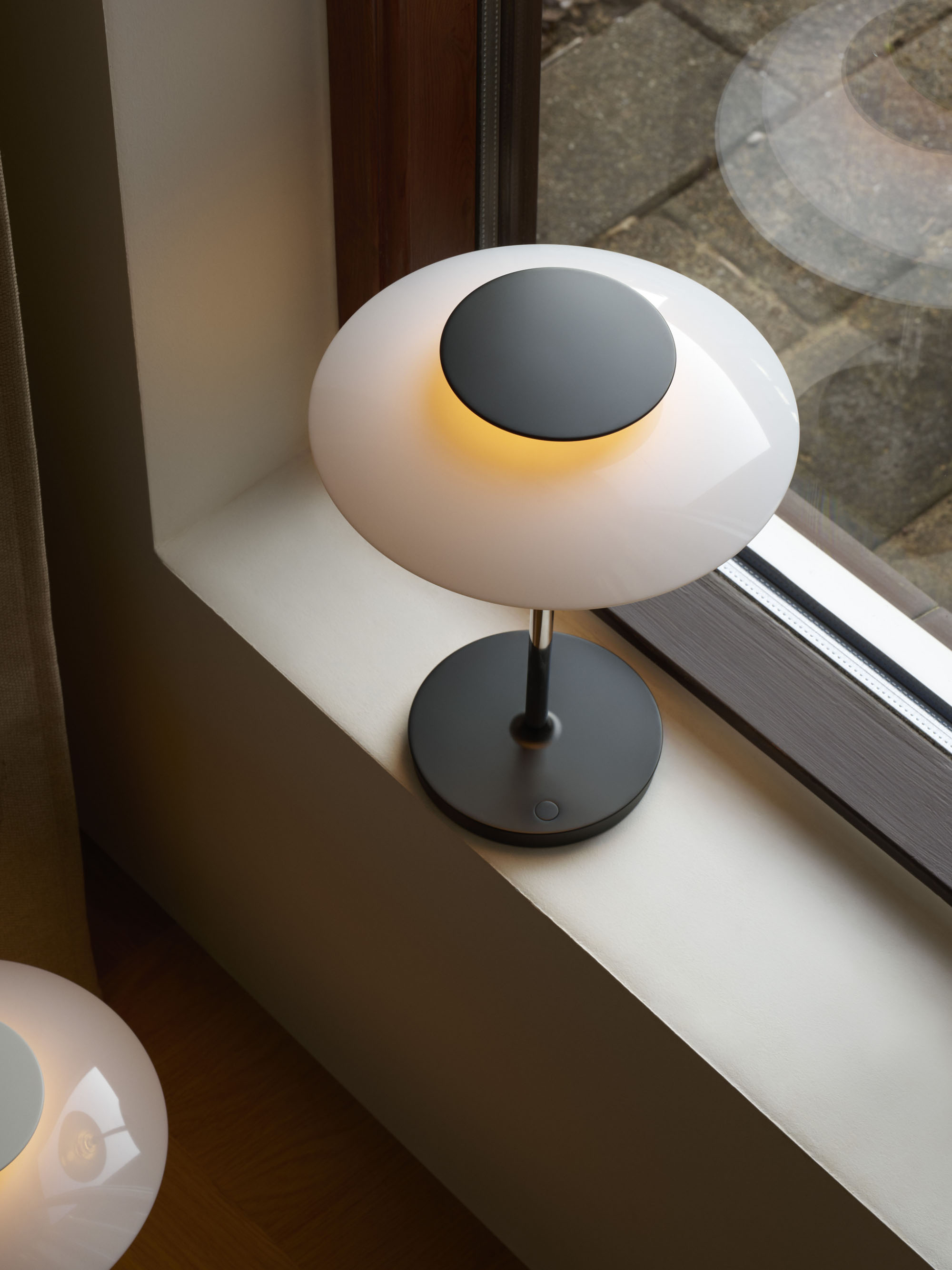 Petite lampe à poser LED portable Banks, intensité ajustable - Blanc, argenté, rouge, noir