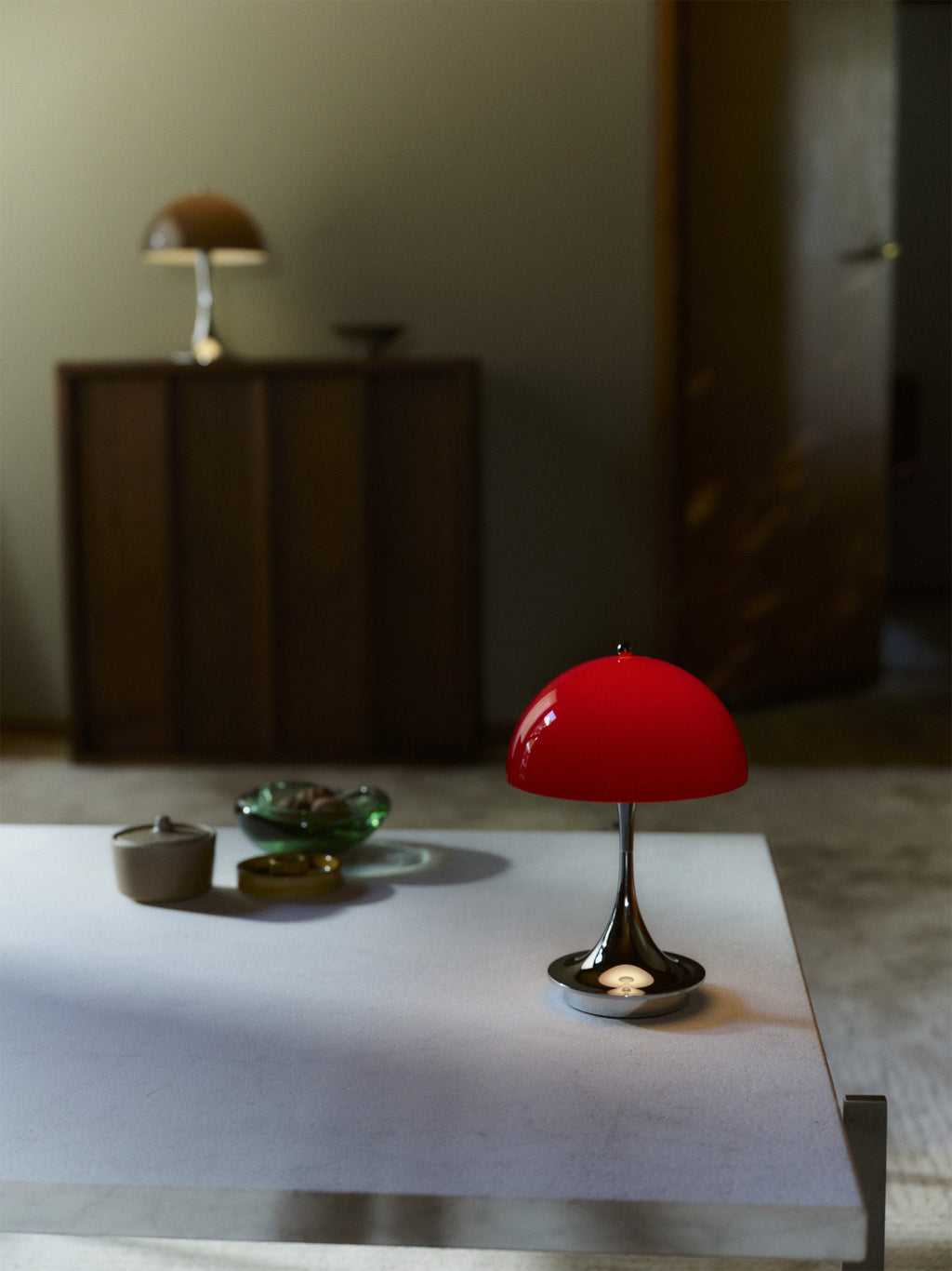 Lampe à poser LED portable à intensité variable Reiulf, design Verner Panton - Plastique rouge, argenté
