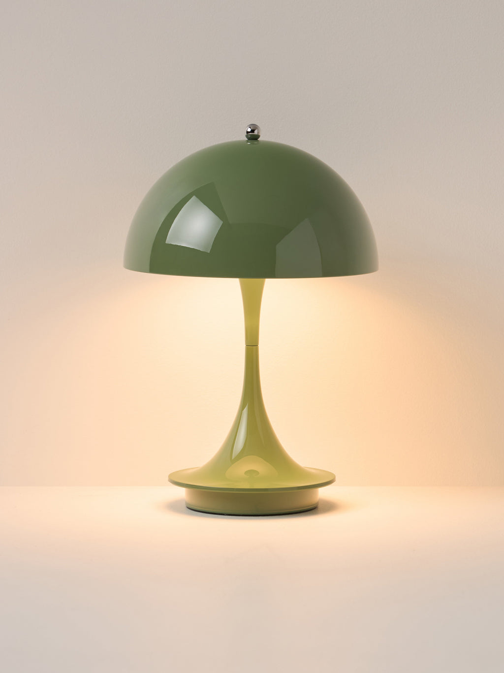 Lampe à poser LED portable à intensité variable Reiulf, design Verner Panton - Vert clair