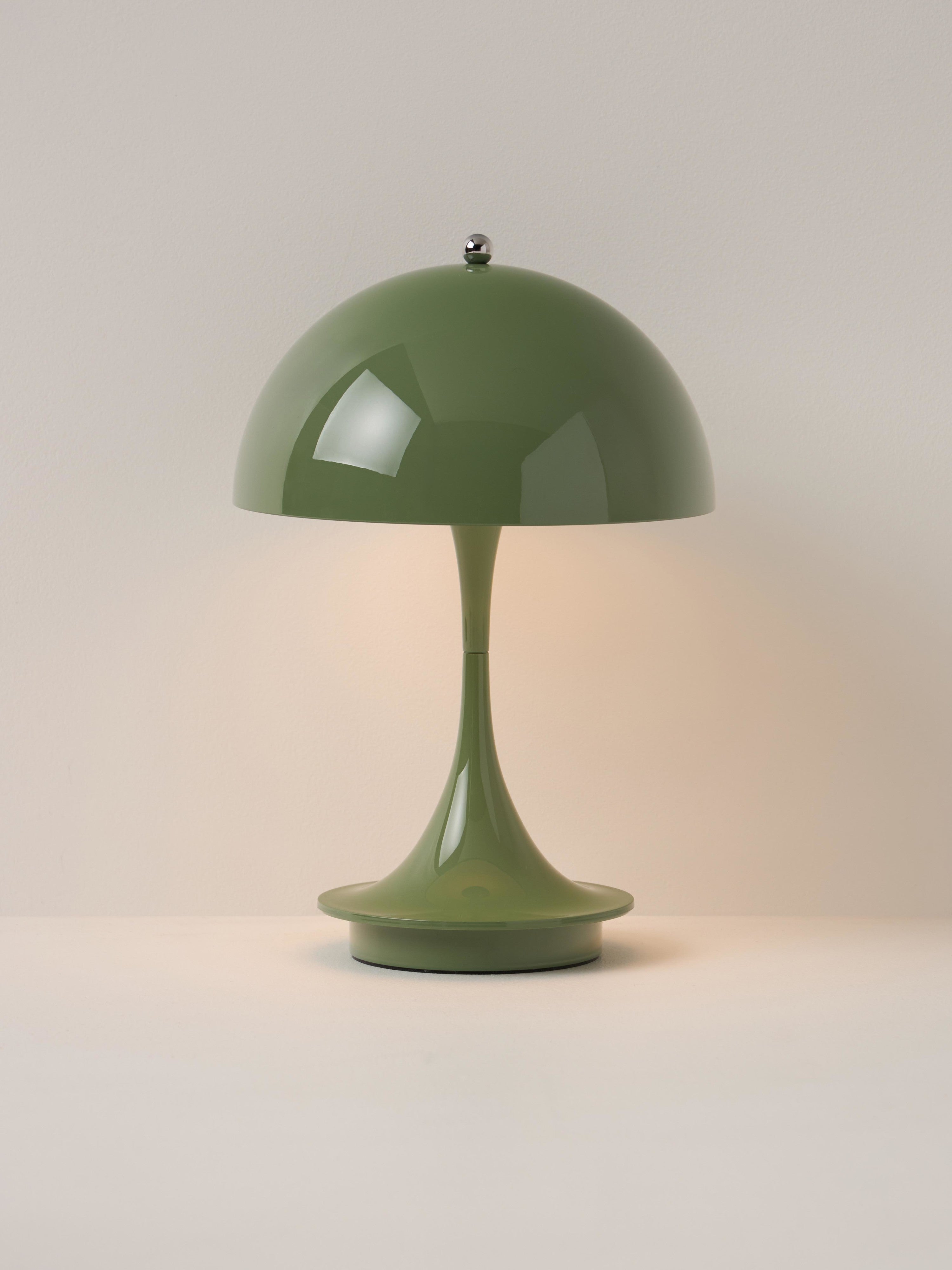 Lampe à poser LED portable à intensité variable Reiulf, design Verner Panton - Vert clair