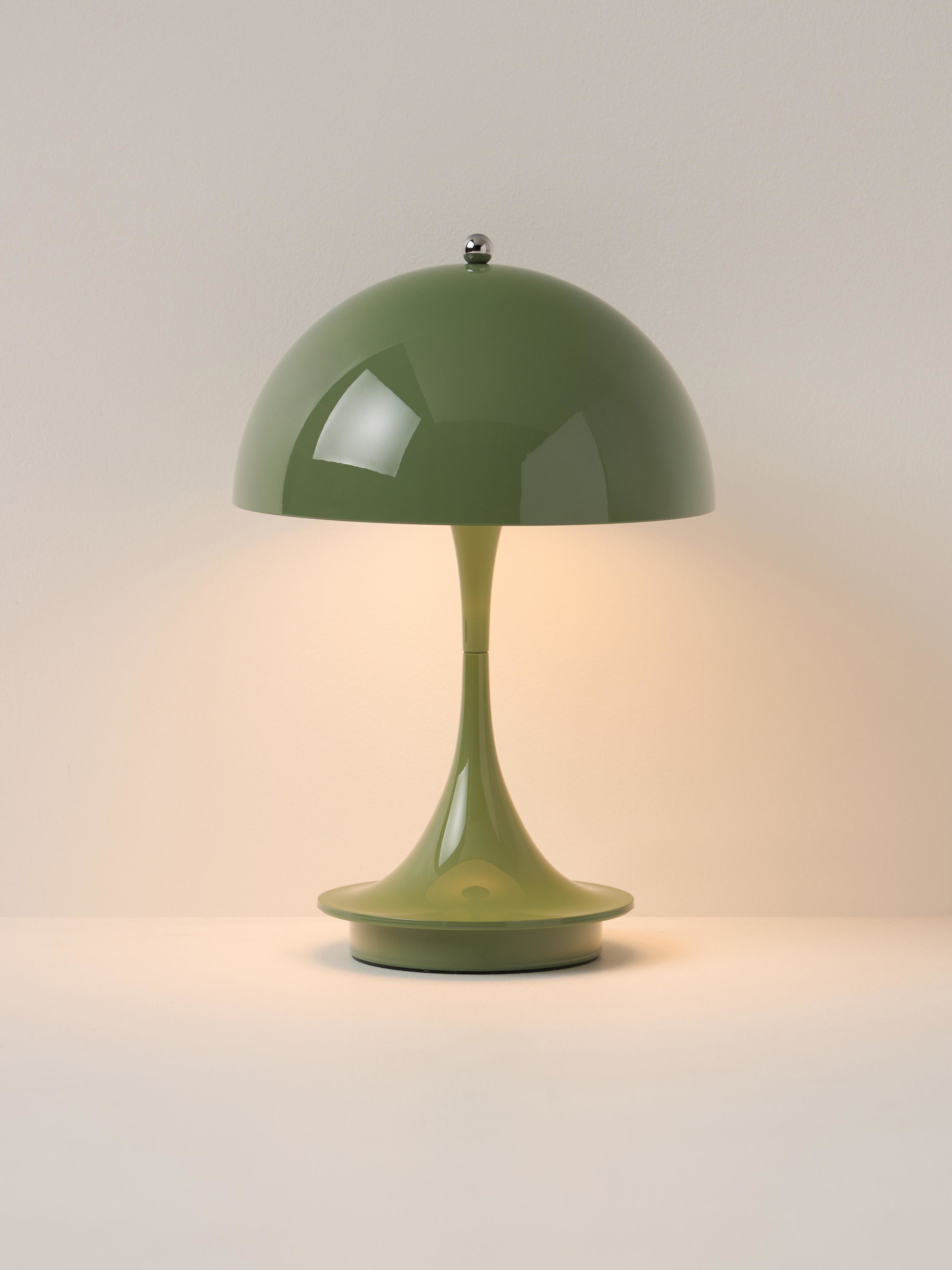 Lampe à poser LED portable à intensité variable Reiulf, design Verner Panton - Vert clair