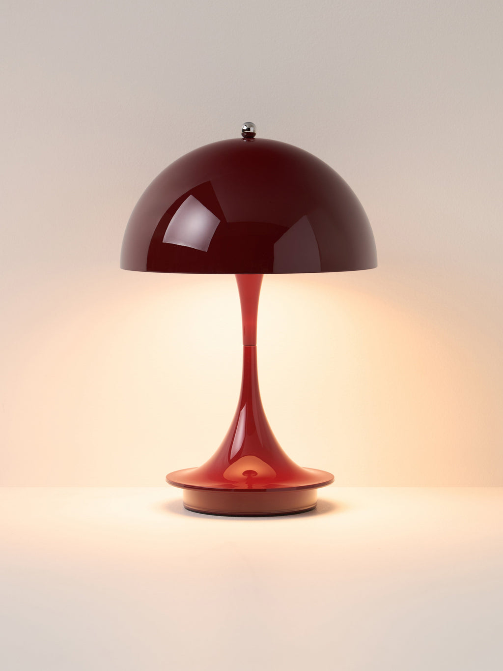 Lampe à poser LED portable à intensité variable Reiulf, design Verner Panton - Bordeaux, plastique