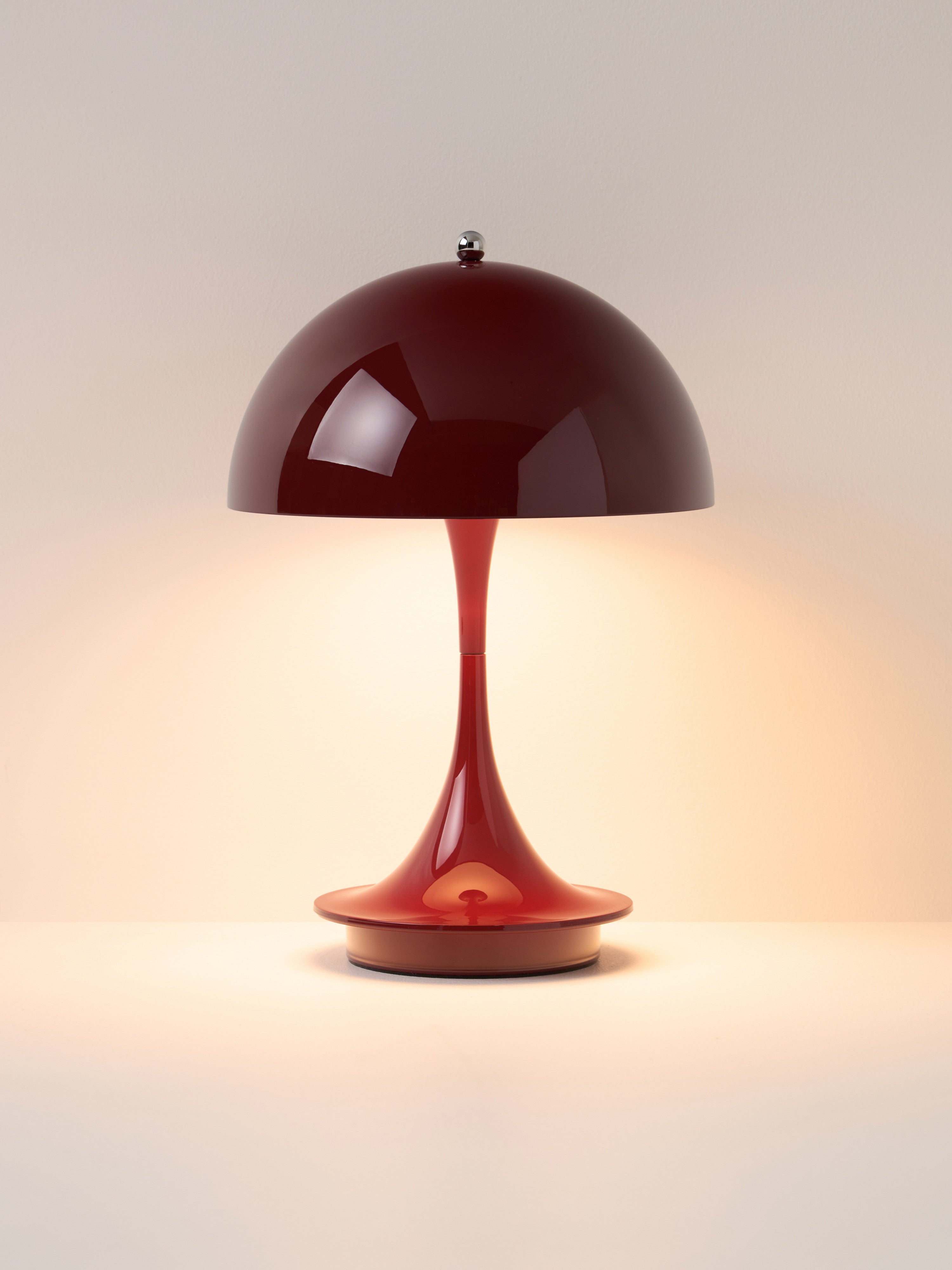 Lampe à poser LED portable à intensité variable Reiulf, design Verner Panton - Bordeaux, plastique