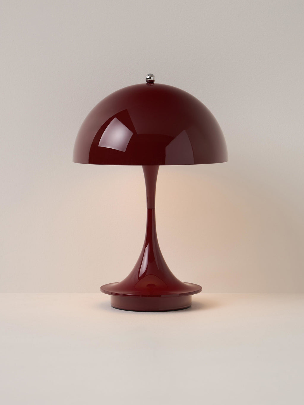 Lampe à poser LED portable à intensité variable Reiulf, design Verner Panton - Bordeaux, plastique