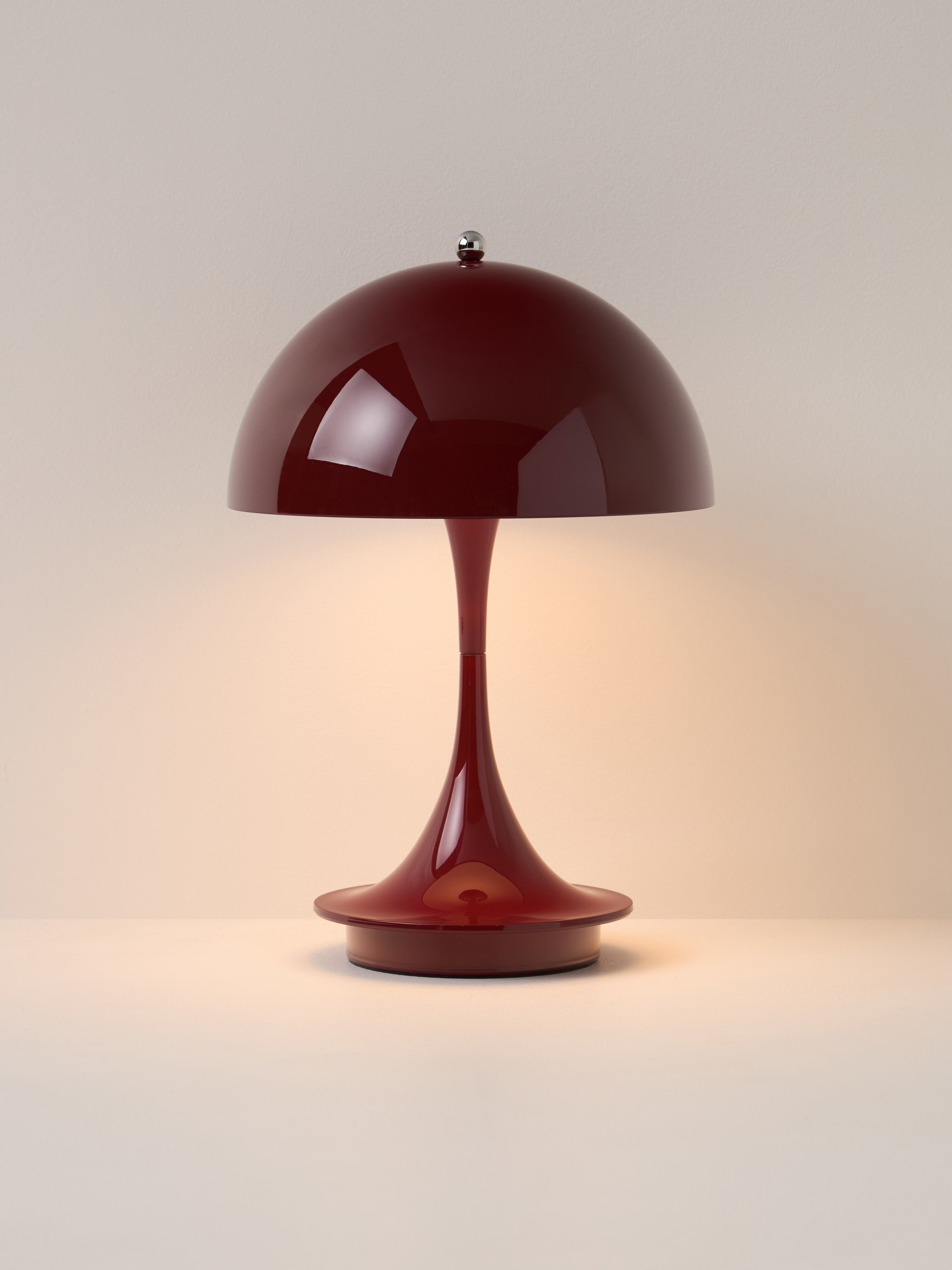 Lampe à poser LED portable à intensité variable Reiulf, design Verner Panton - Bordeaux, plastique