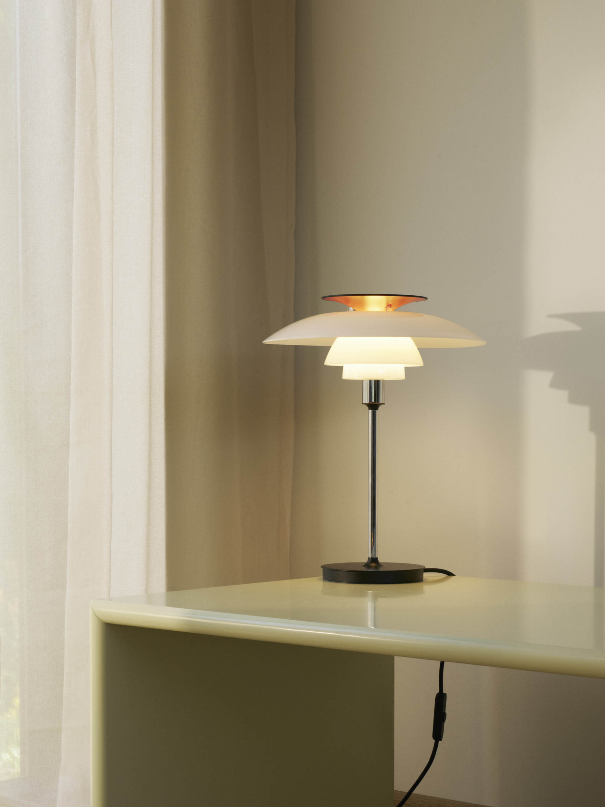 Lampe à poser Banks - Blanc, argenté, rouge, noir