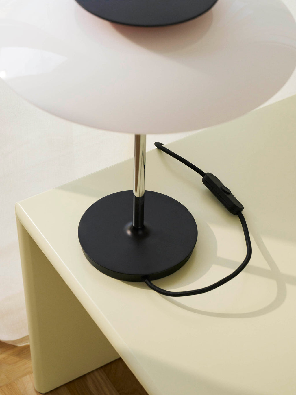 Lampe à poser Banks - Blanc, argenté, rouge, noir