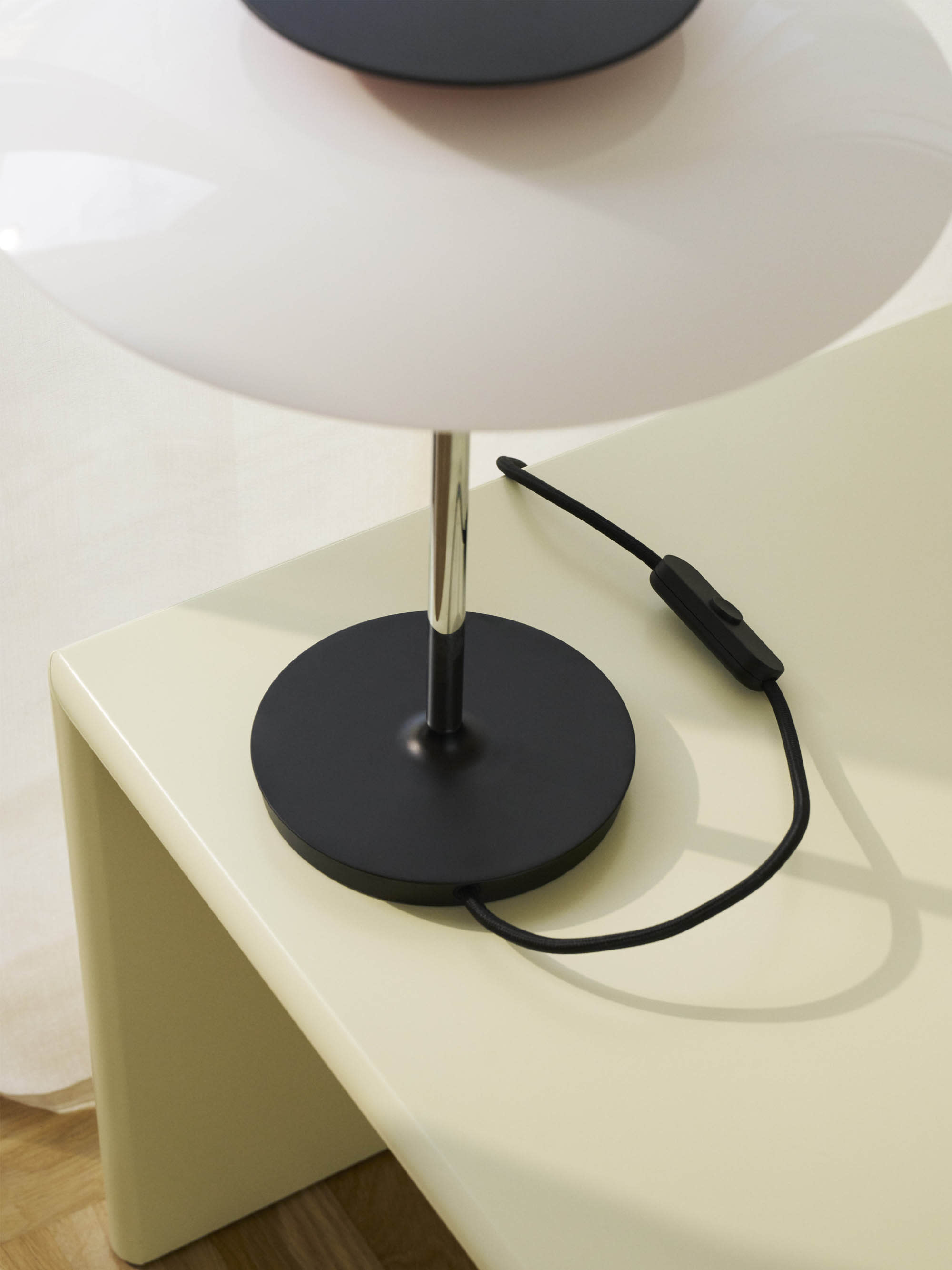 Lampe à poser Banks - Blanc, argenté, rouge, noir