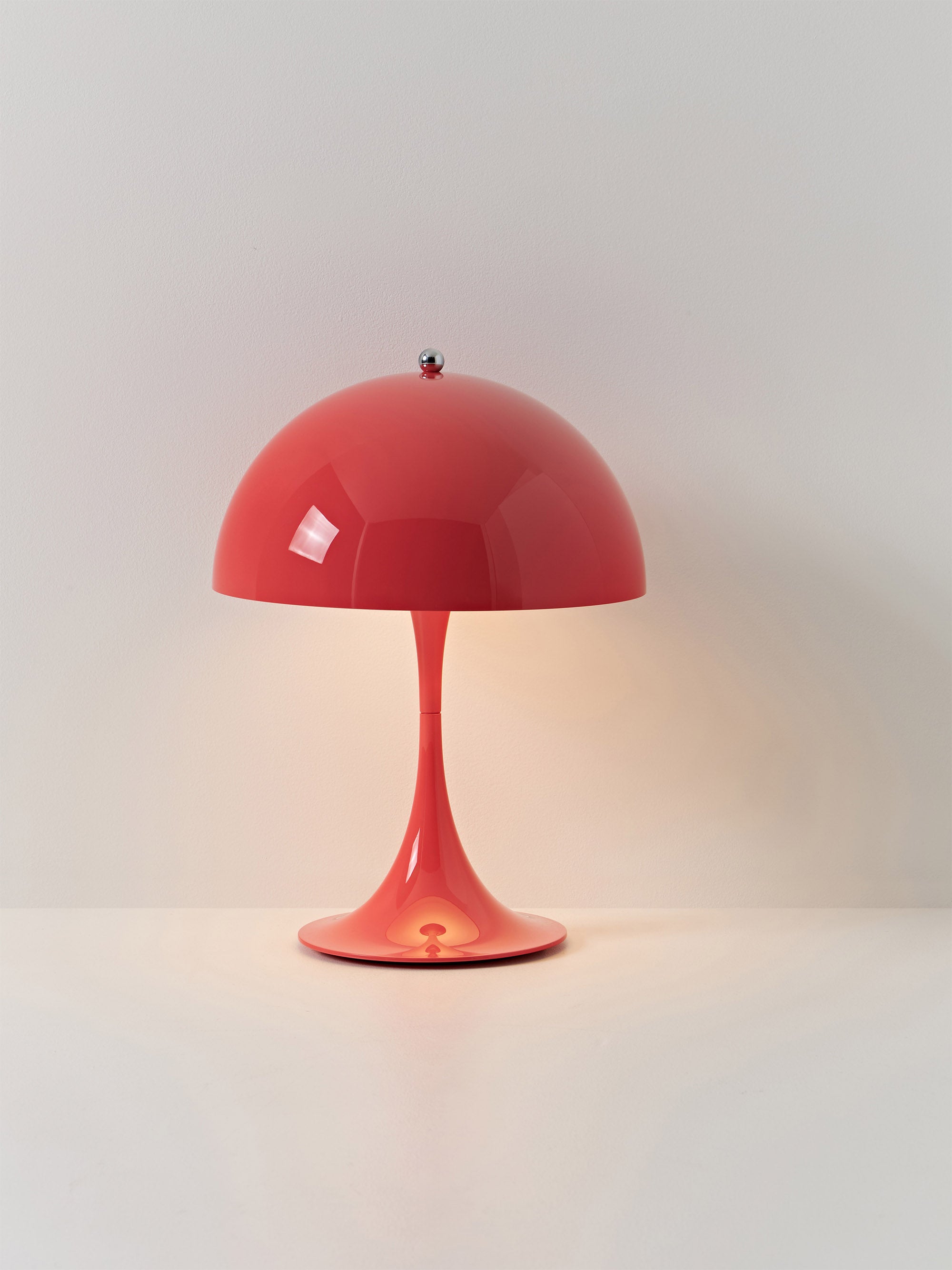 Lampe à poser LED portable à intensité variable Kasper, design Verner Panton - Corail en plastique