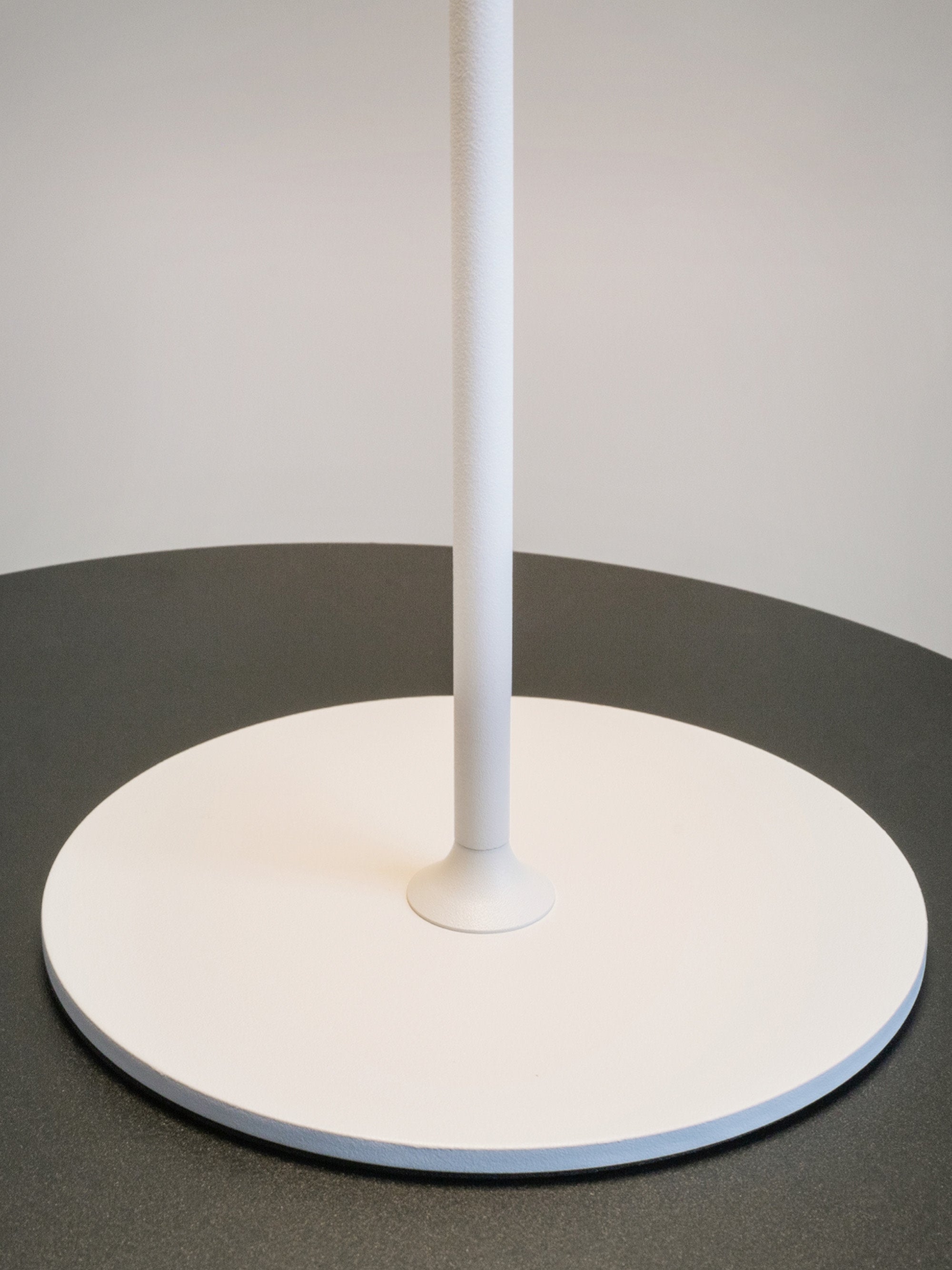Petite lampe à poser LED en métal Reed, intensité lumineuse variable - Blanc