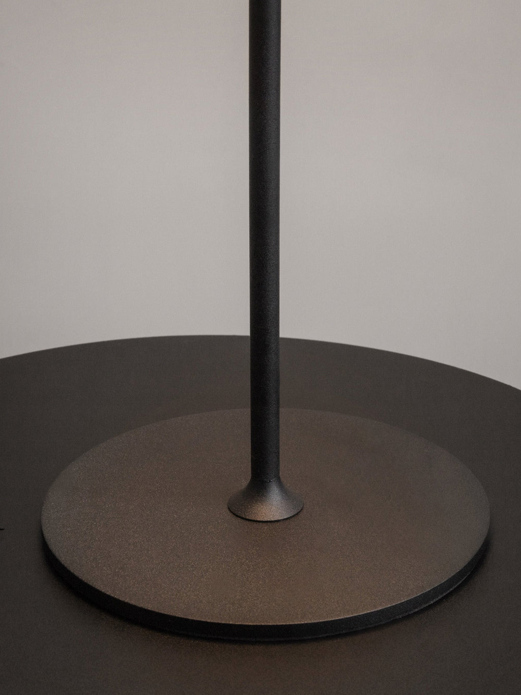 Petite lampe à poser LED en métal Reed, intensité lumineuse variable - Noir
