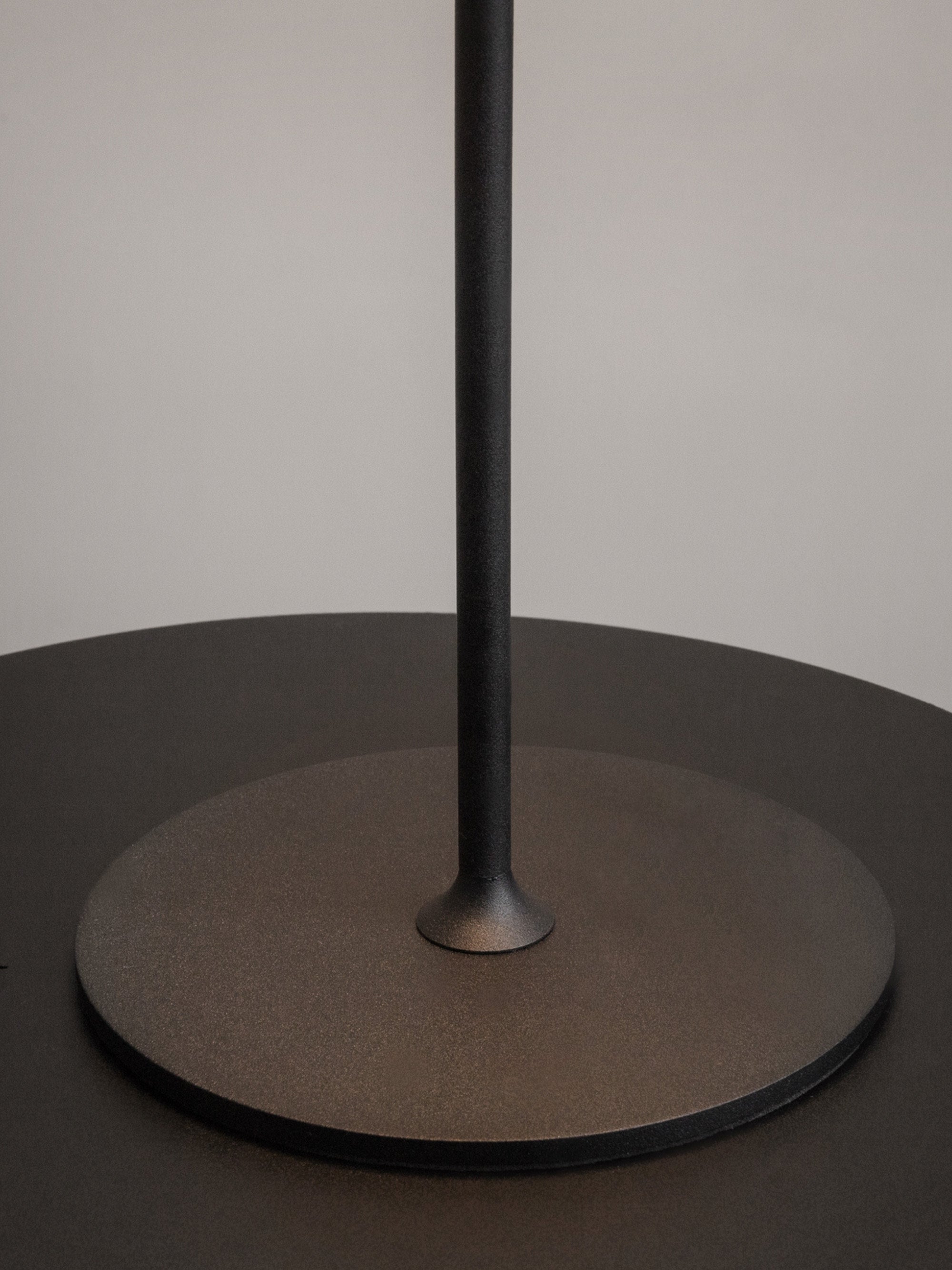 Petite lampe à poser LED en métal Reed, intensité lumineuse variable - Noir