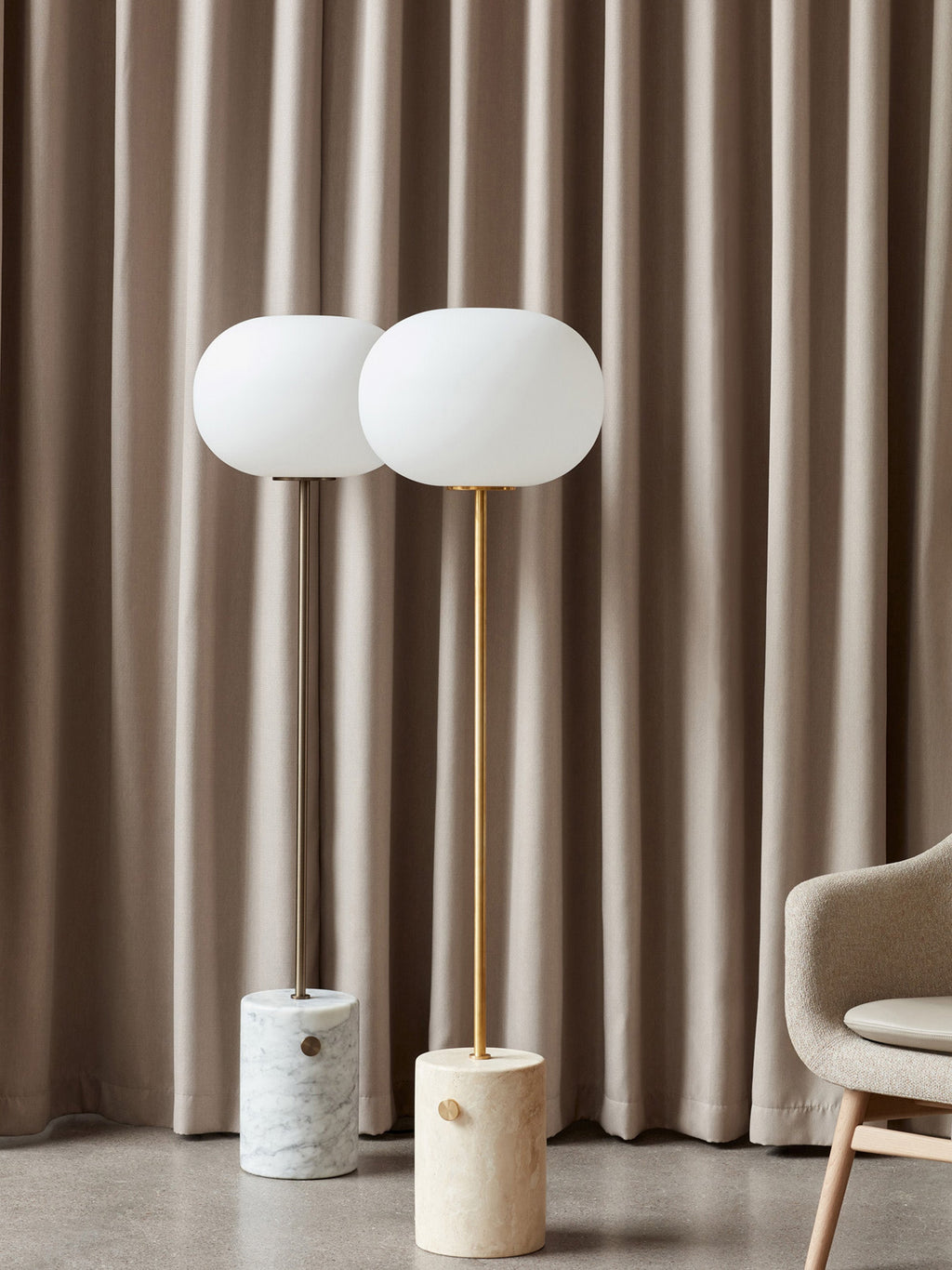 Lampadaire en marbre soufflé bouche Hamish - Blanc, marbre gris, argenté