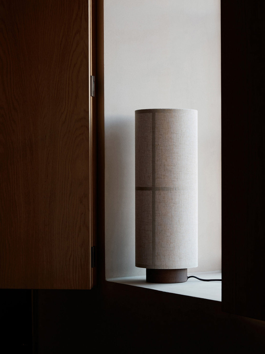 Lampe à poser en lin Varg - Beige, bois foncé