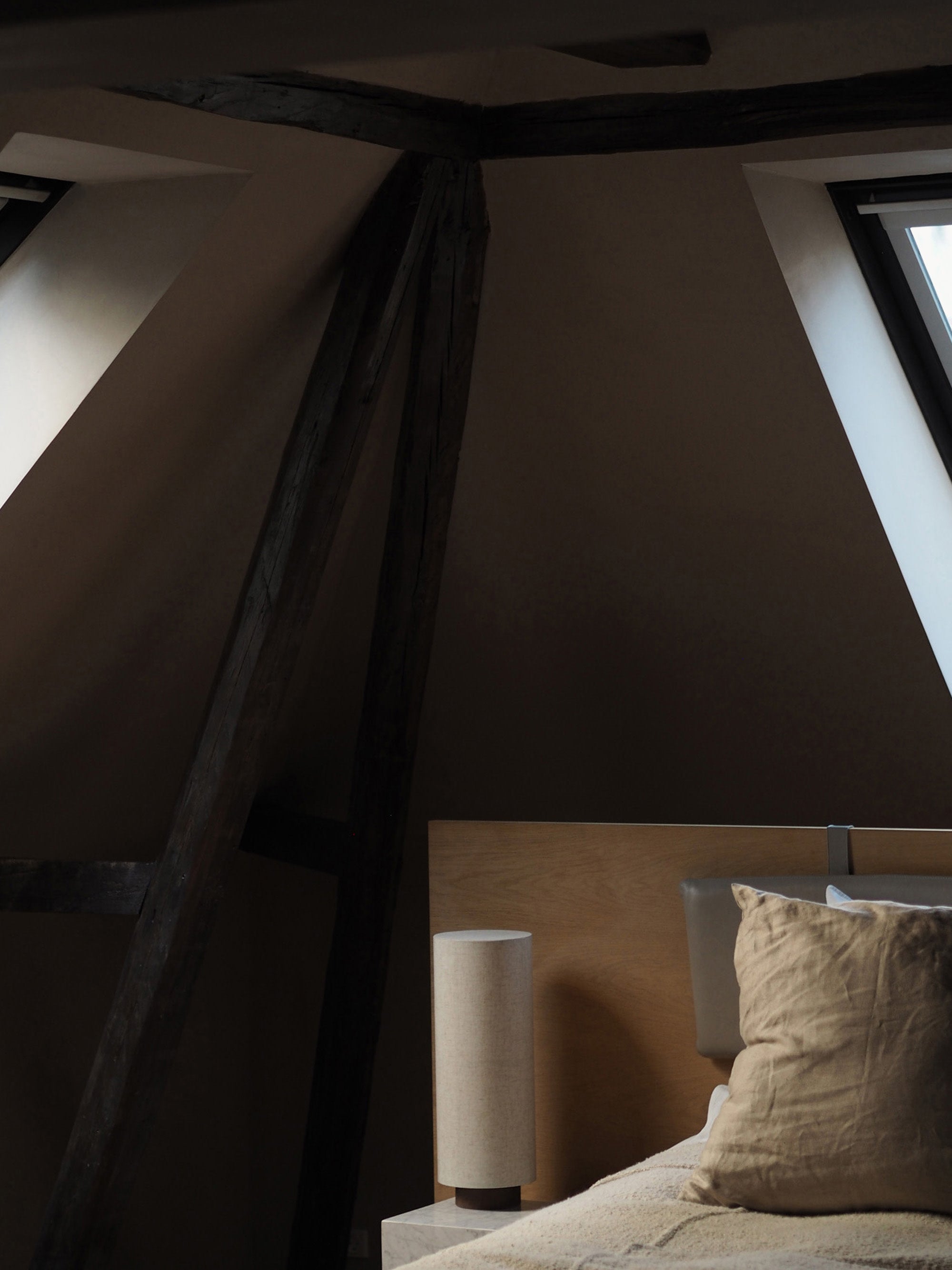 Lampe à poser en lin Varg - Beige, bois foncé