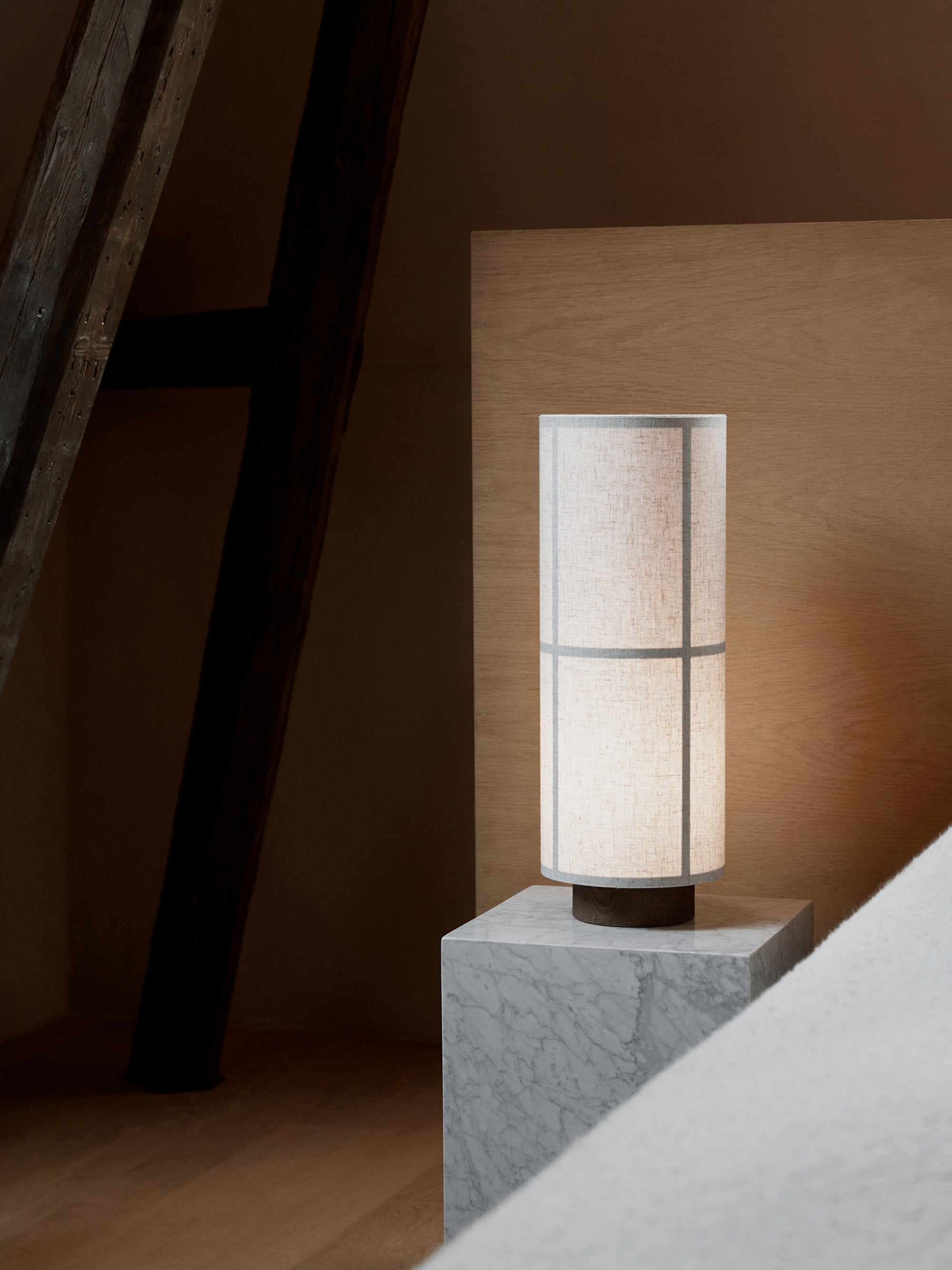 Lampe à poser en lin Varg - Beige, bois foncé