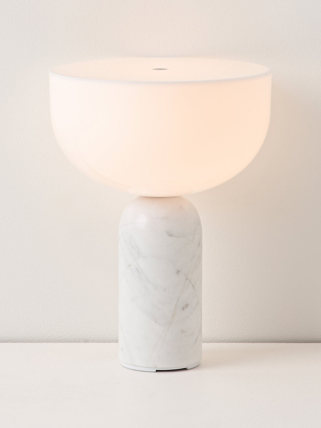 Petite lampe à poser nomade en marbre Gudvar, intensité ajustable - Blanc, marbre blanc