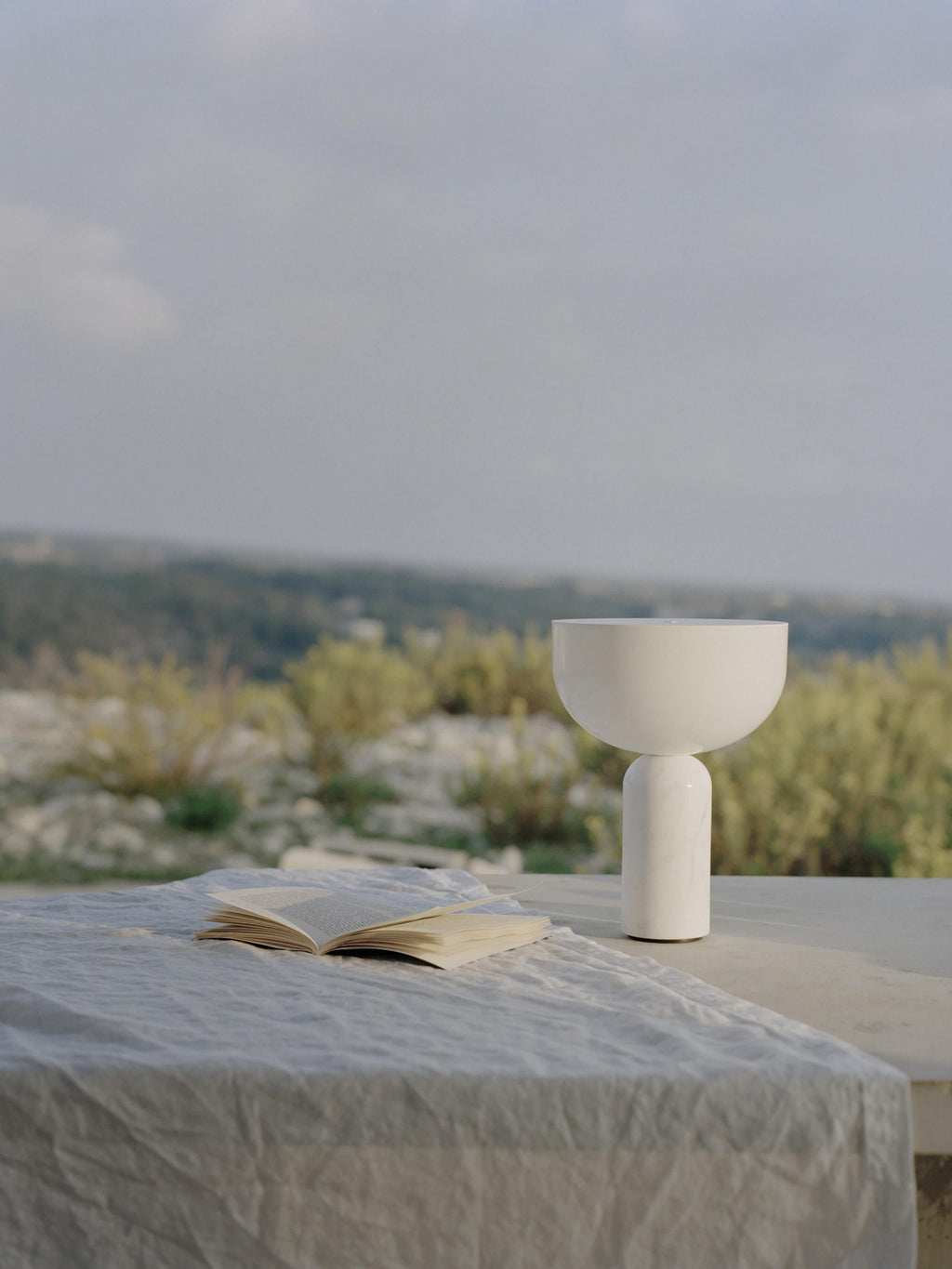 Petite lampe à poser nomade en marbre Gudvar, intensité ajustable - Blanc, marbre blanc
