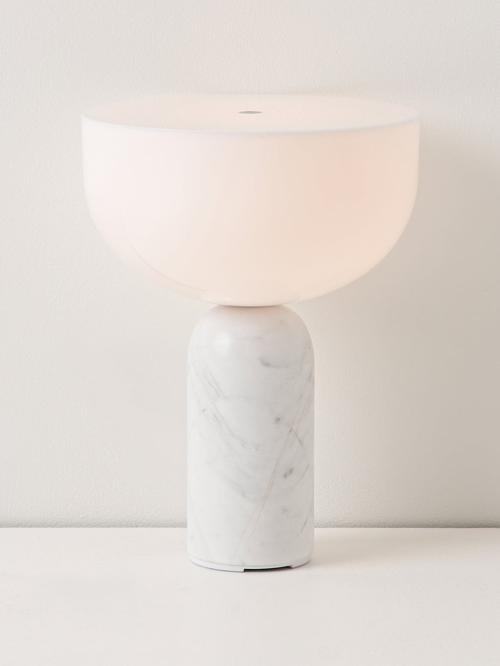 Petite lampe à poser nomade en marbre Gudvar, intensité ajustable - Blanc, marbre blanc