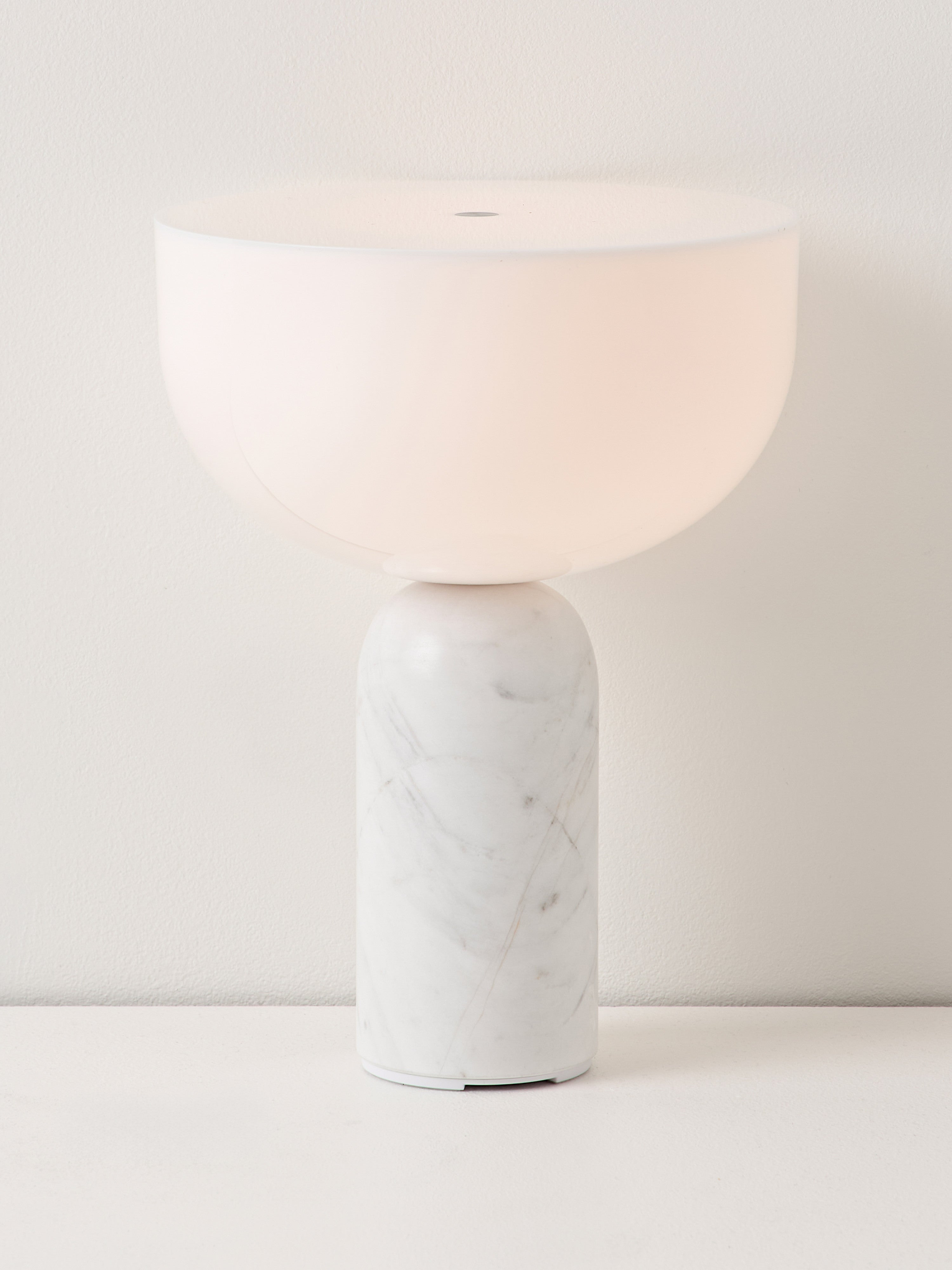 Petite lampe à poser nomade en marbre Gudvar, intensité ajustable - Blanc, marbre blanc