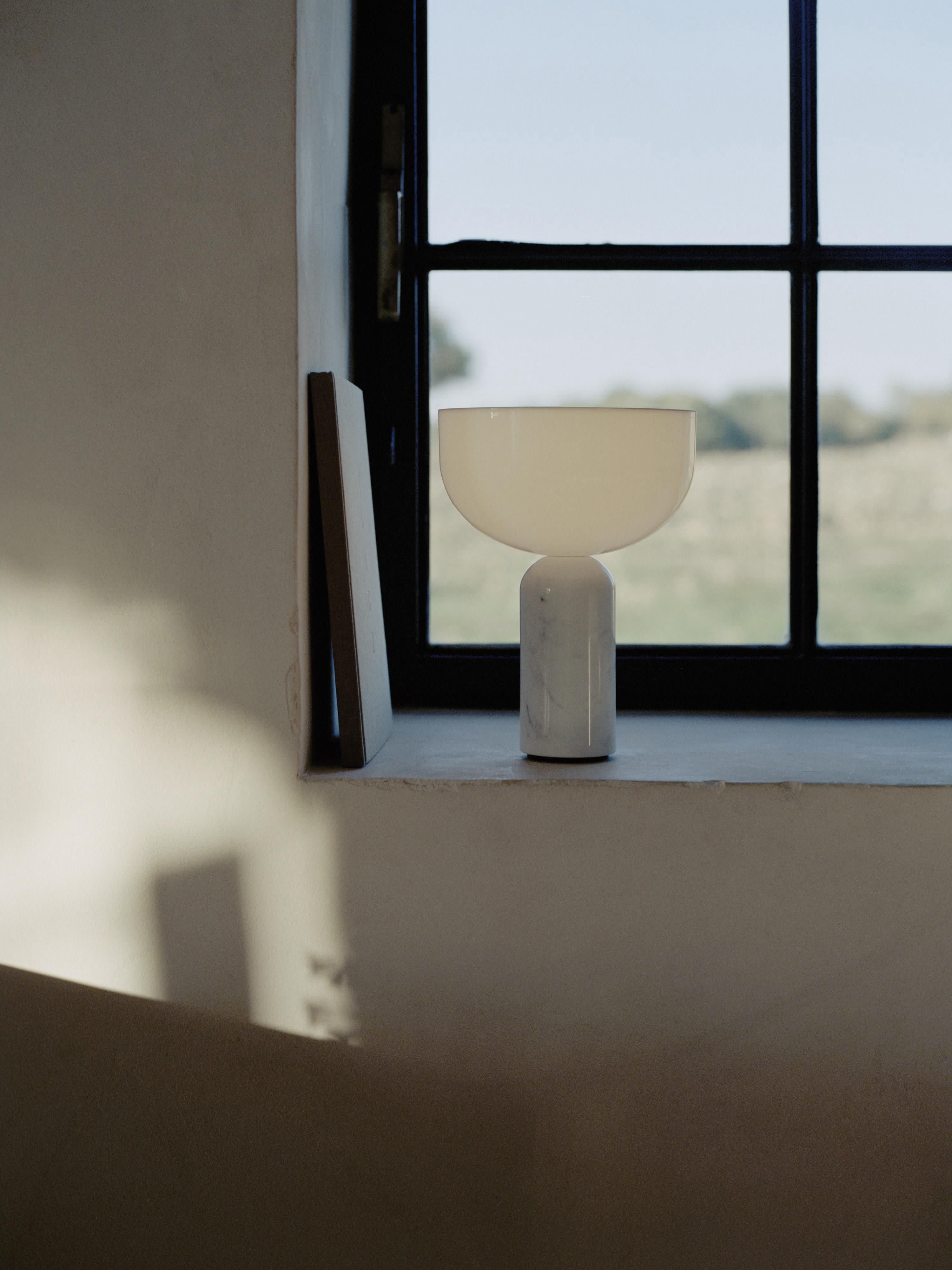 Petite lampe à poser nomade en marbre Gudvar, intensité ajustable - Blanc, marbre blanc