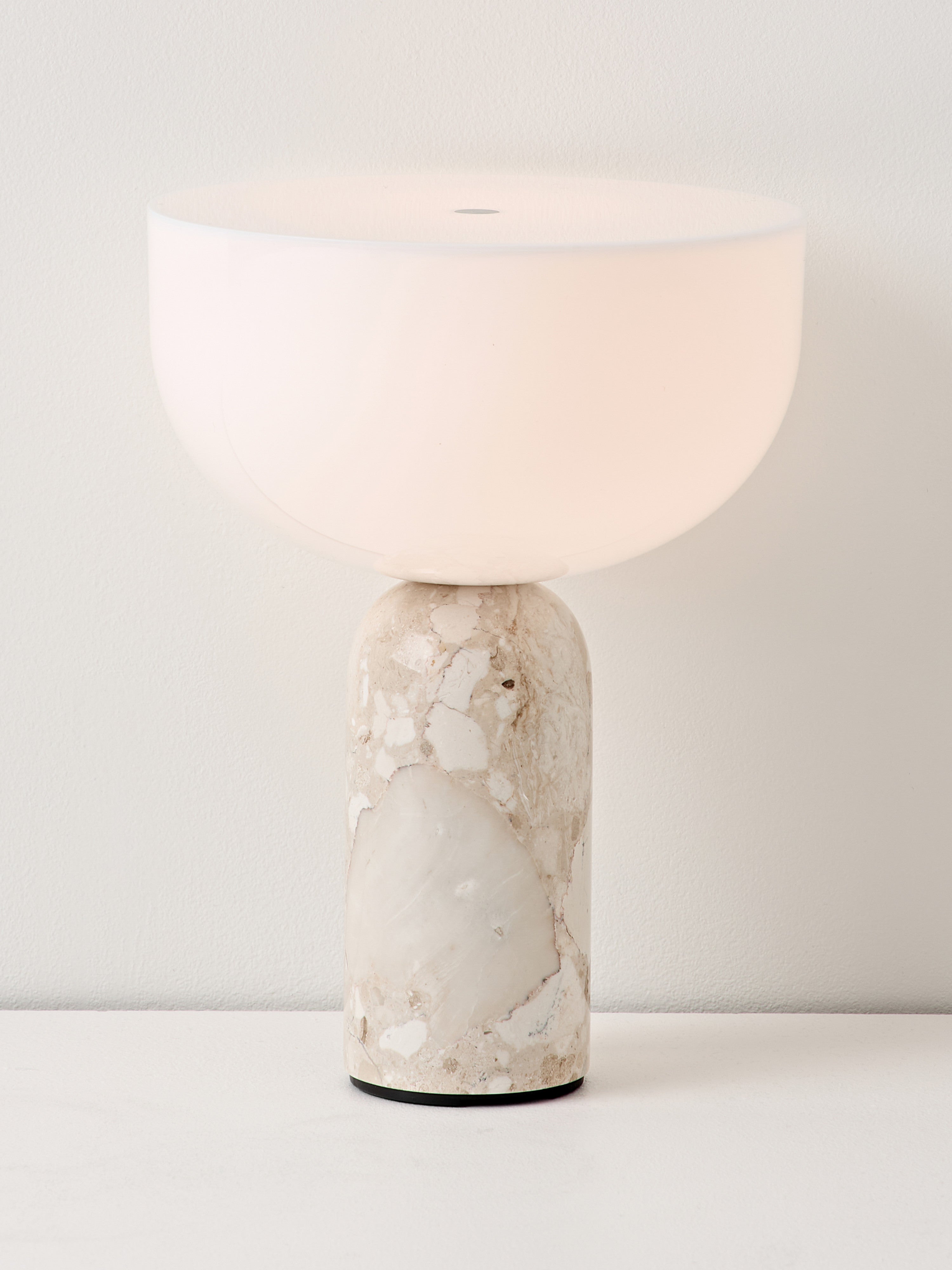 Petite lampe à poser nomade en marbre Gudvar, intensité ajustable - Blanc, marbre beige clair