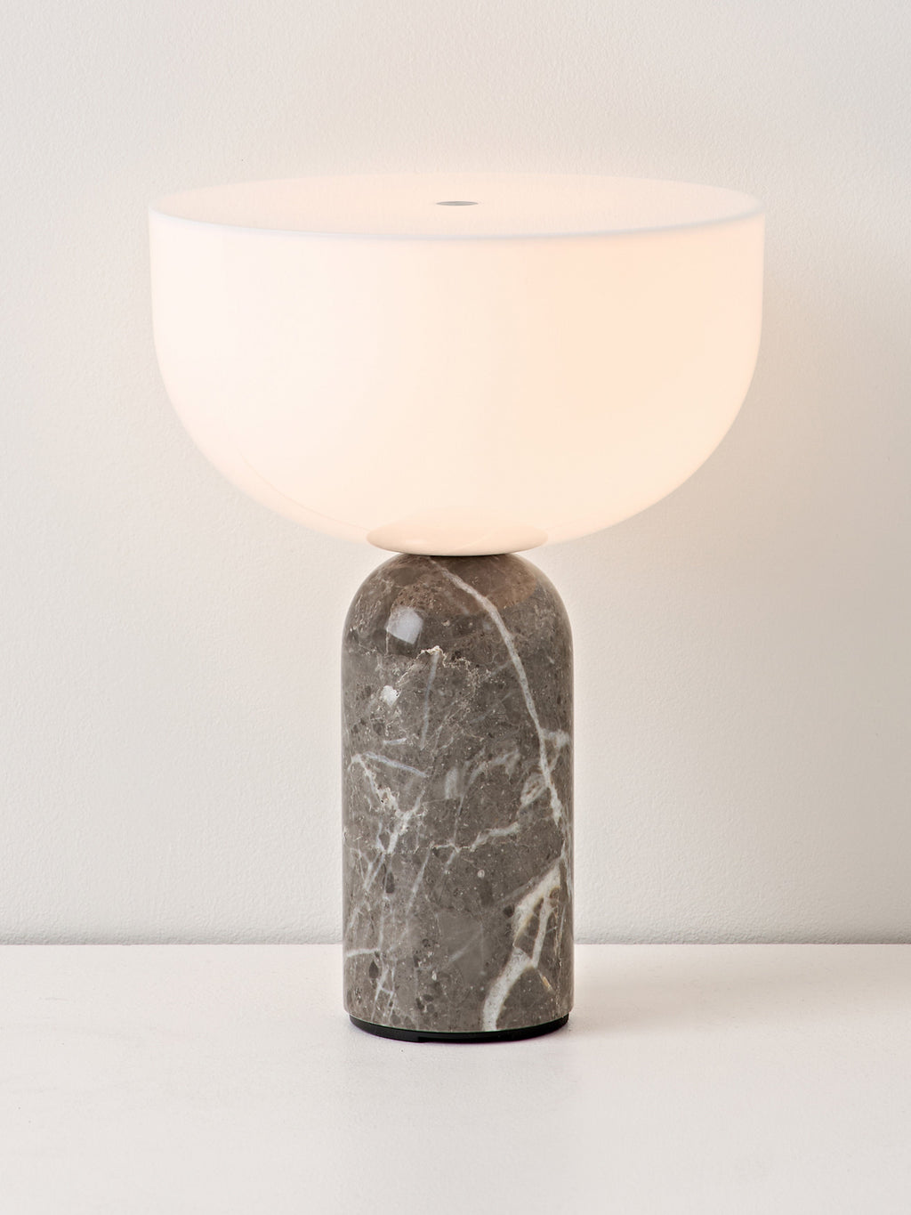 Petite lampe à poser nomade en marbre Gudvar, intensité ajustable - Blanc, marbre taupe