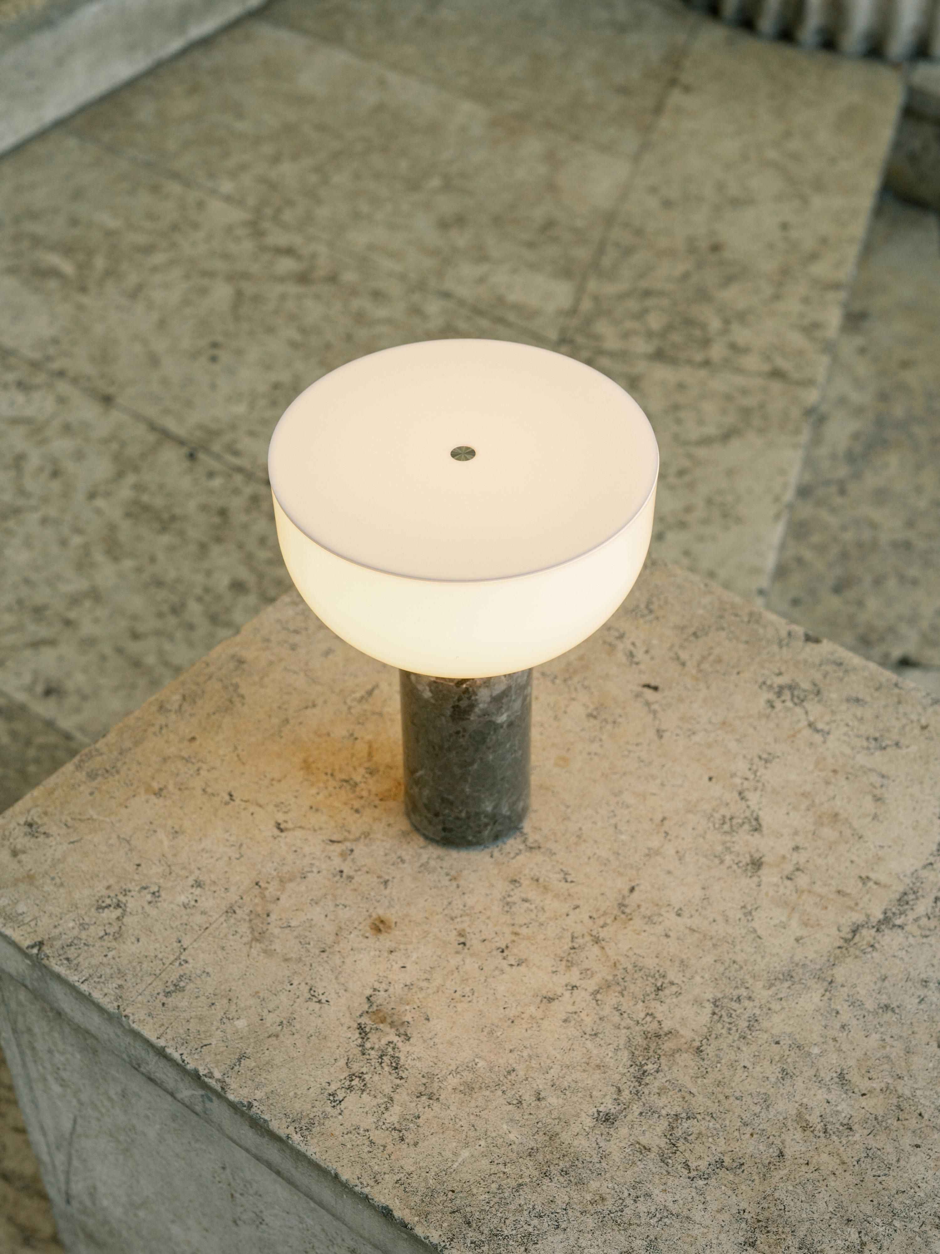 Petite lampe à poser nomade en marbre Gudvar, intensité ajustable - Blanc, marbre taupe