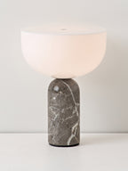 Petite lampe à poser nomade en marbre Gudvar, intensité ajustable - Blanc, marbre taupe